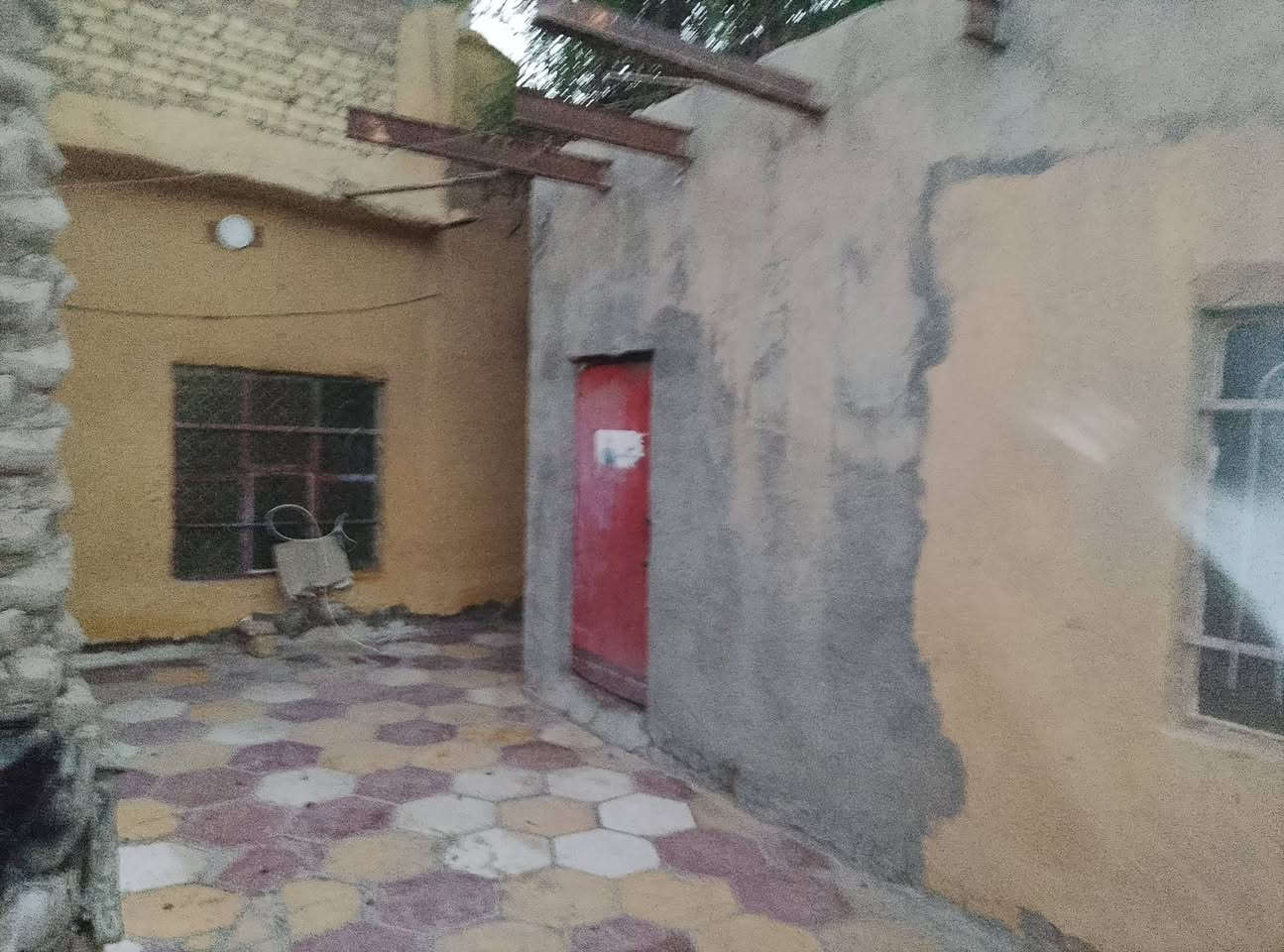 بيت طابو صرف للبيع المساحه 230،البيت يتكون من اربع غرف نوم وصاله وديوانيه وحمامات خارجيه وداخليه 
البيت طابقين العنوان الصوب الثاني يم محطات الماي الارز 
للاستفسار الاتصال ع الرقم ***********
