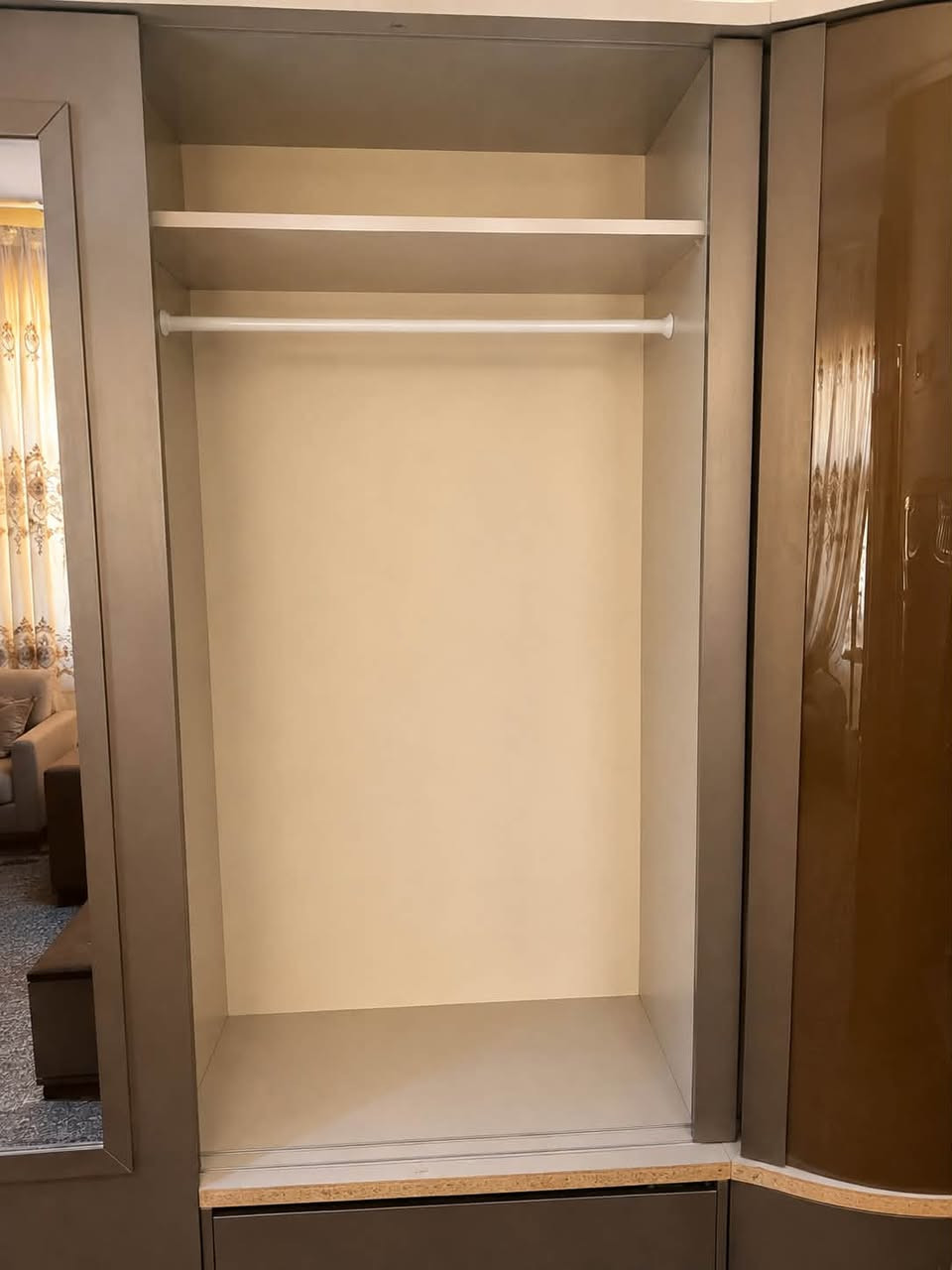 غرفه نوم تركيه متكونه من خمس قطع مستعمله نظافه
85 بلميه
1-سرير نوم نفرين عرض 3متر وطول 2 متر مع مجرات جانبيه عدد 2 على كل جانب ومرايات من ضمن السرير
2- خزانه ملابس(كنتور) متكون من 3 باب سلايدمرايا
الطول 3متر
والعرض 3 متر وكل باب لديهه عدد من الخانات كما موضح بلصور
3 - كعده جربايه على طول الجربايه تحتوي 4 مجرات كما موضح بلصور
4- ميز مرايه يحتوي على ثلاث مجرات
5- مجرات عدد خمسه
***********
