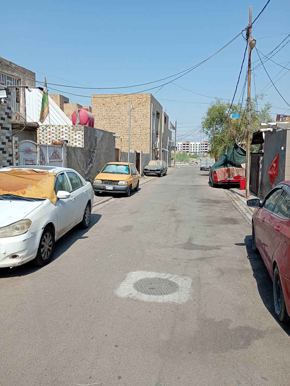 دار للبيع في حي الفرات شارع حمورابي قرب اسواق الجوهره
يباع نقد وع المبادره بمقدمه شرط 
المساحه 138 واجهة 6 نزال 23
الاول كونكريت غرفه وصاله وبراني ومطبخ حار وبارد وصحيات داخليه وخارجيه ومناور 
الثاني عكاده غرفه وبيتونه وسطحين امامي وخلفي
عالي عن الشارع موقع حلو وقريب ع شارع حمورابي رابع بيت عن الشارع الرئيسي خدمات كامله علما ان البيت فارغ حاليا وجاهز للسكن
للاستفسار ***********
