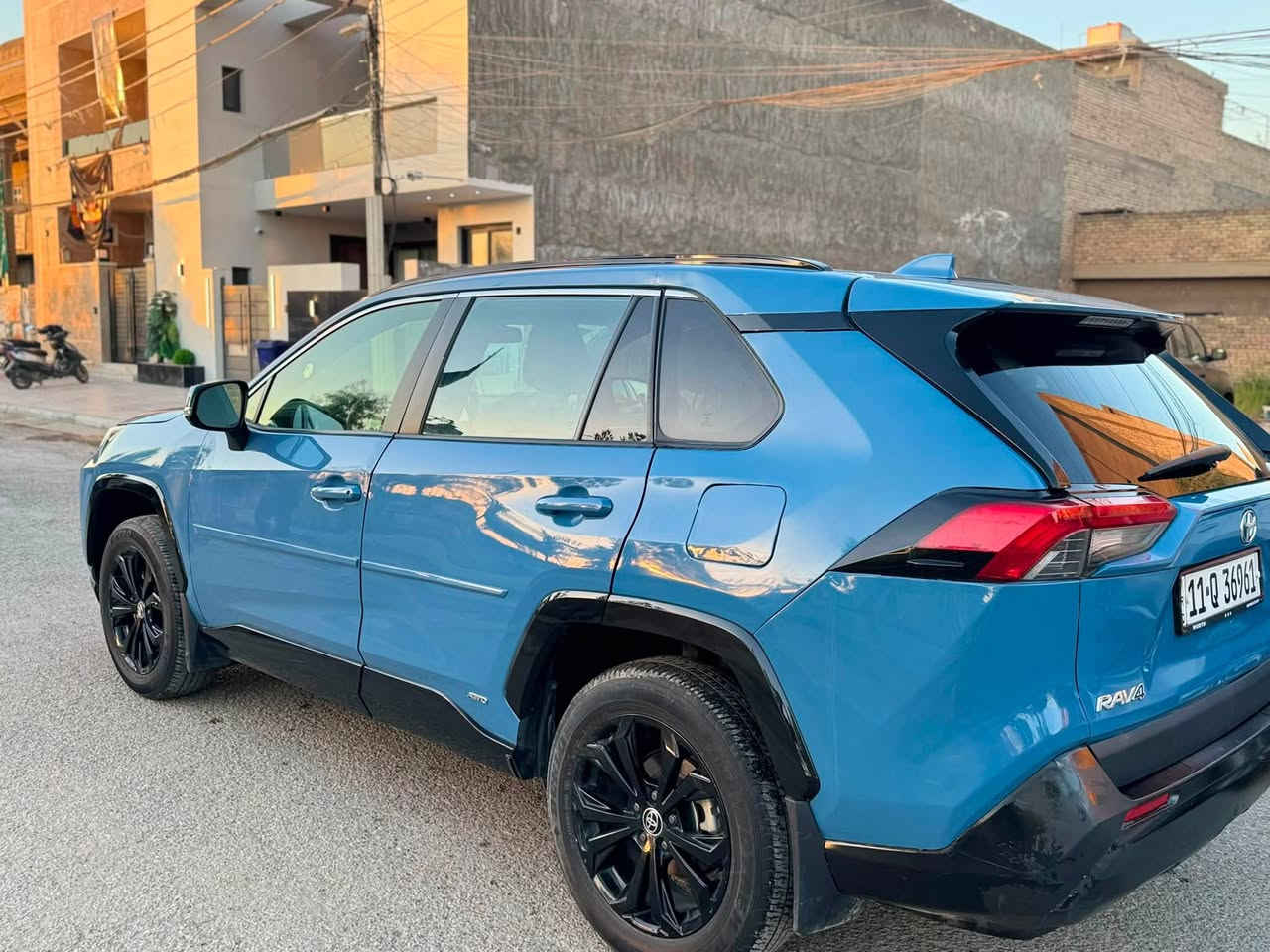 سيارةRAV4 للبيع او مراوس  موديل2023  أمريكي الحادث خلفي صور الحادث موجود داخل المنشور  فول مواصفات مصابيح LED أمامية.
* إضاءة نهارية LED.
* تشغيل بصمة (Push Start).
* دخول ذكي بدون مفتاح.
* مقعد السائق كهربائي بـ 8 وضعيات.
* شاشة 8 إنش.
* دعم لاسلكي لـ Apple CarPlay وAndroid Aut

* رادار أمامي مع نظام منع الاصطدام.
* مثبت سرعة راداري.
* المحافظة على المسار.
* تنبيه مغادرة المسار.
* مراقبة النقطة العمياء (Blind Spot).
* تنبيه حركة المرور الخلفية (Rear Cross Traffic Alert).
* كاميرا خلفية.
مكان السياره بغداد الحريه 
***********

