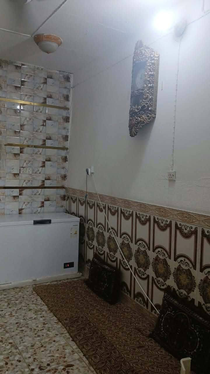 بيت للبيع المساحه 100 متر السعر 25 وبيه مجال للشراي يدلل موقع البيت حي الزهراء على شارع الشريفات مراجعة الرقم *********** يوجد لدينا عقارات اقصاد ونقد وقطع
