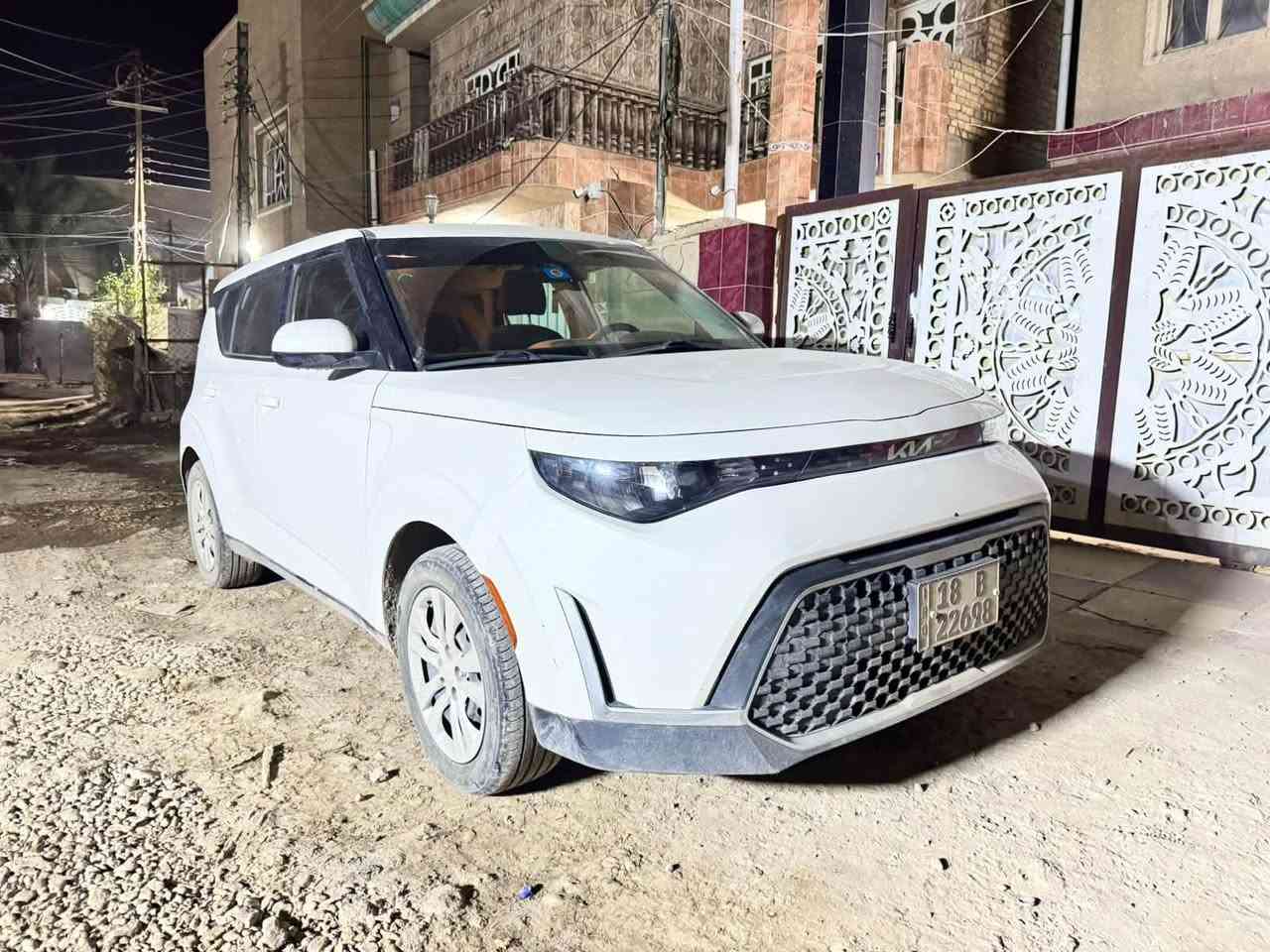 كيا صول 2023 (Kia Soul LX) - للبيع
المواصفات والتفاصيل:
 الموديل: 2023
 الفئة: LX
 المحرك والجير: محرك 2.0L اقتصادي وقوي، جير أوتوماتيك (سلس جداً بالمشي)
 الموقع: بابل - الحلة
تجهيزات السيارة:
 شاشة لمس أصلية تدعم Apple CarPlay و Android Auto
 كاميرا خلفية مع خطوط توجيهية
 أنظمة أمان وتثبيت سرعة (Cruise Control)
 نظام تحديد المسار والحفاظ على المسار (Lane Keep Assist)
 تبريد ثلج ما شاء الله
 داخلية نظيفة جداً بحالة الشركة
حالة السيارة:
 جاهزة من كلشي، ما تحتاج ولا فلس مصاريف استهلاكية.
 مجددة أوراقها ومكفولة ميكانيك وكهربائيات.
(حادثها حافه الجاملغ فقط ).
السعر: [١٥١] $ (وقابل للتفاوض البسيط للجادين)
للتواصل والاستفسار:
رقم الهاتف / واتساب: [ *********** ]
