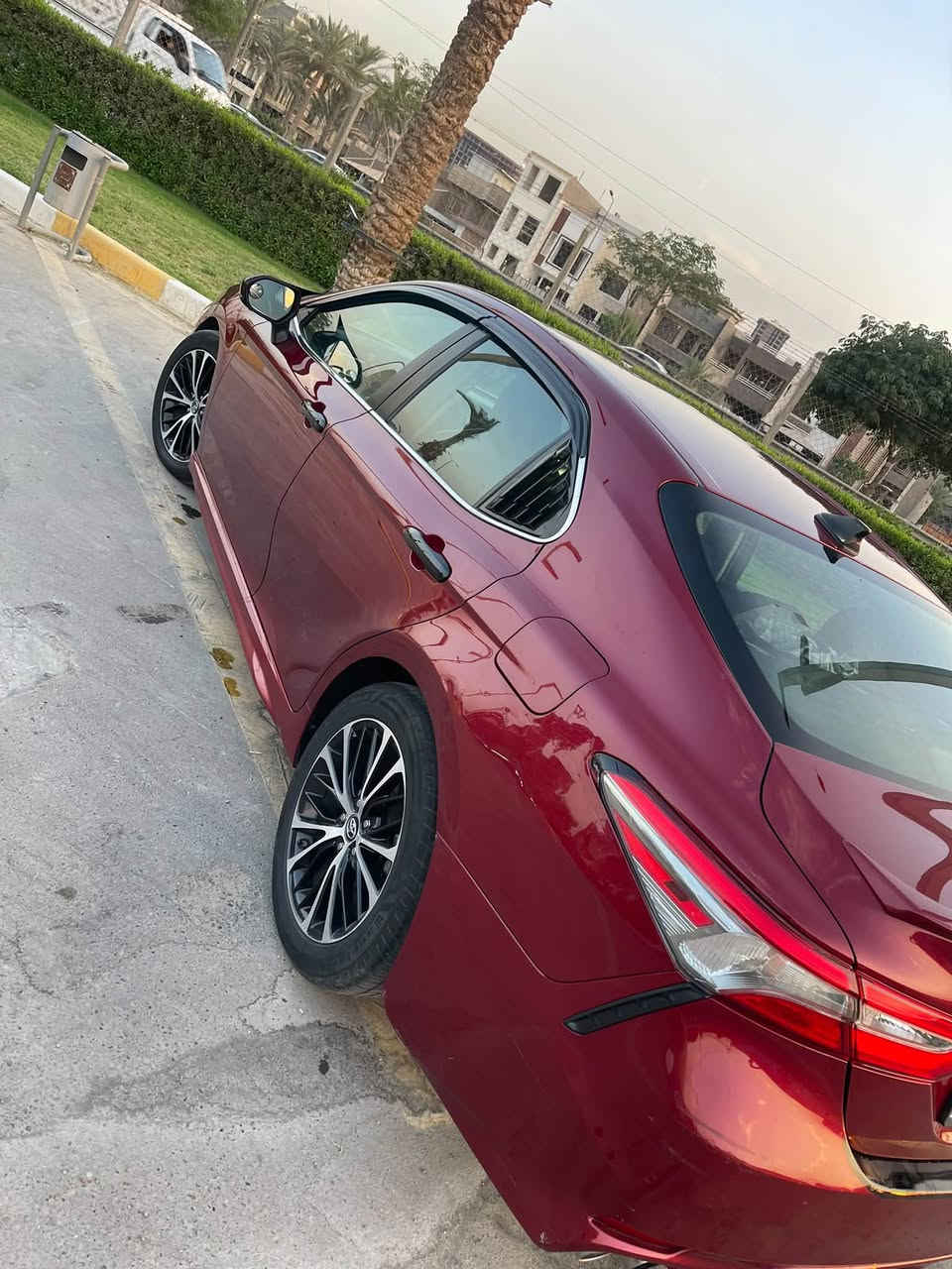 سلام عليكم
للبيع تيوتا كامري 2018 Se هايبرد 
الضرر بنيد فقط حادثها باقي السيارة كلها ليبل واحد فقط البنيد مبدل
ممشى 248Km 
الفئه Se 
محرك 2500Cc هايبرد 
اللون ماروني 
رقم بغداد تحويل مباشر هزة جديدة بشهر ال 8 و السنوية لل2031 
ويل حجم 18 رياضي تخم تاير جديد 
رادار امامي 
مانع تصادم 
تحديد مسار 
لايت ذكي 
شاشة كار بلي 
تحكم كشن كهربائي 
كشن تدفئه 
اوتو هولد 
3 وضعيات قيادة مع ev  
سايد بريك كهرباء 
دخول ذكي 
السيارة كاملة من كلشي و احلة من الصور وجاهزا حته الهزا كاملة 
مكان السيارة بغداد/ الغزالية 
سعر 155$ وبيها مجال
للتواصل ***********
