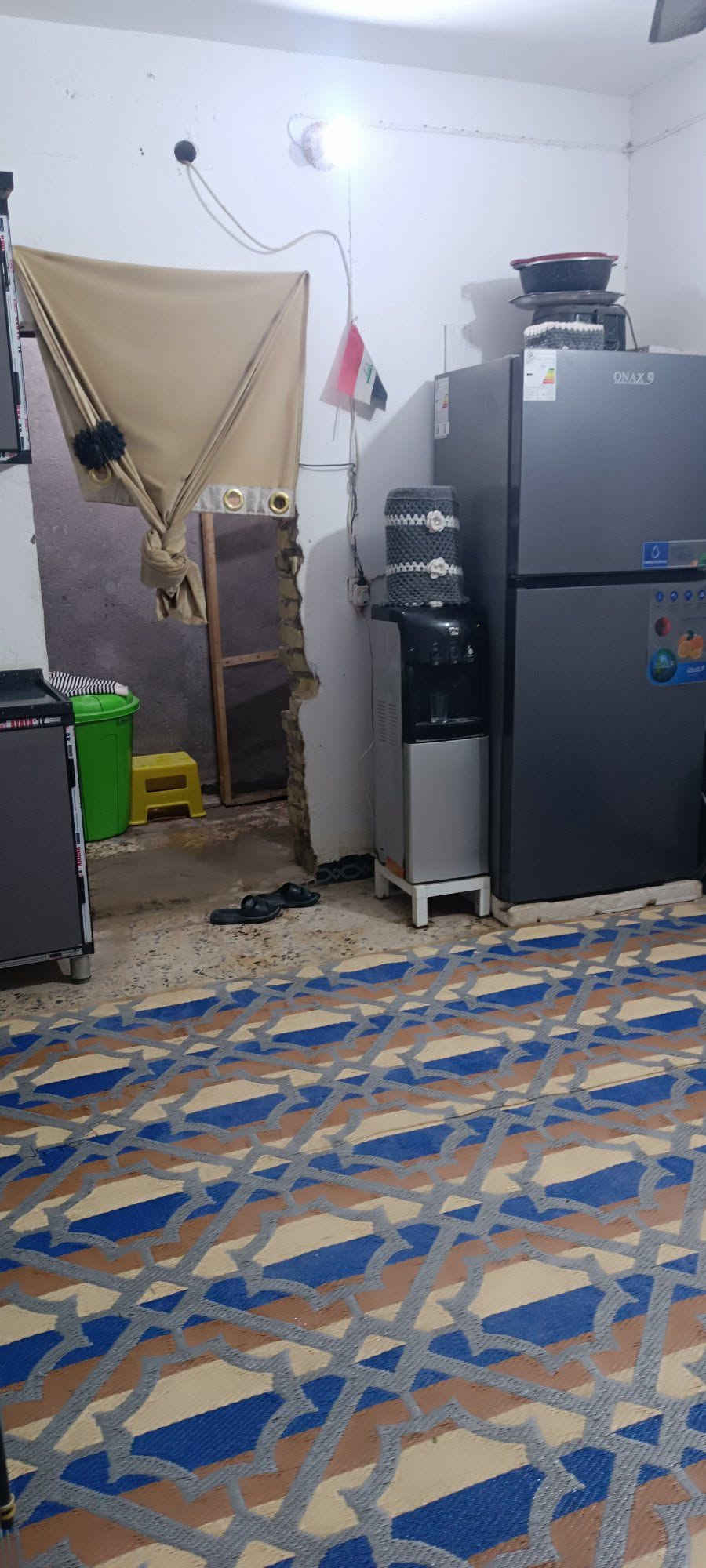 السلام عليكم 
معروض للبيع نصف دار خلفي 
المساحه (١١٠) م  الدربونه متر ونص 
بناء نظيف عكاده طابقين 
يحتوي على 
استقبال وصاله وغرفه ومطبخ وصحيات 
الطابق الثاني 
غرفه نوم عدد (٢) 
صاله 
صحيات 
السعر (٩٥) مليون 
للاستفسار الاتصال واتساب ***********
مكتب المدار الذهبي للعقار
