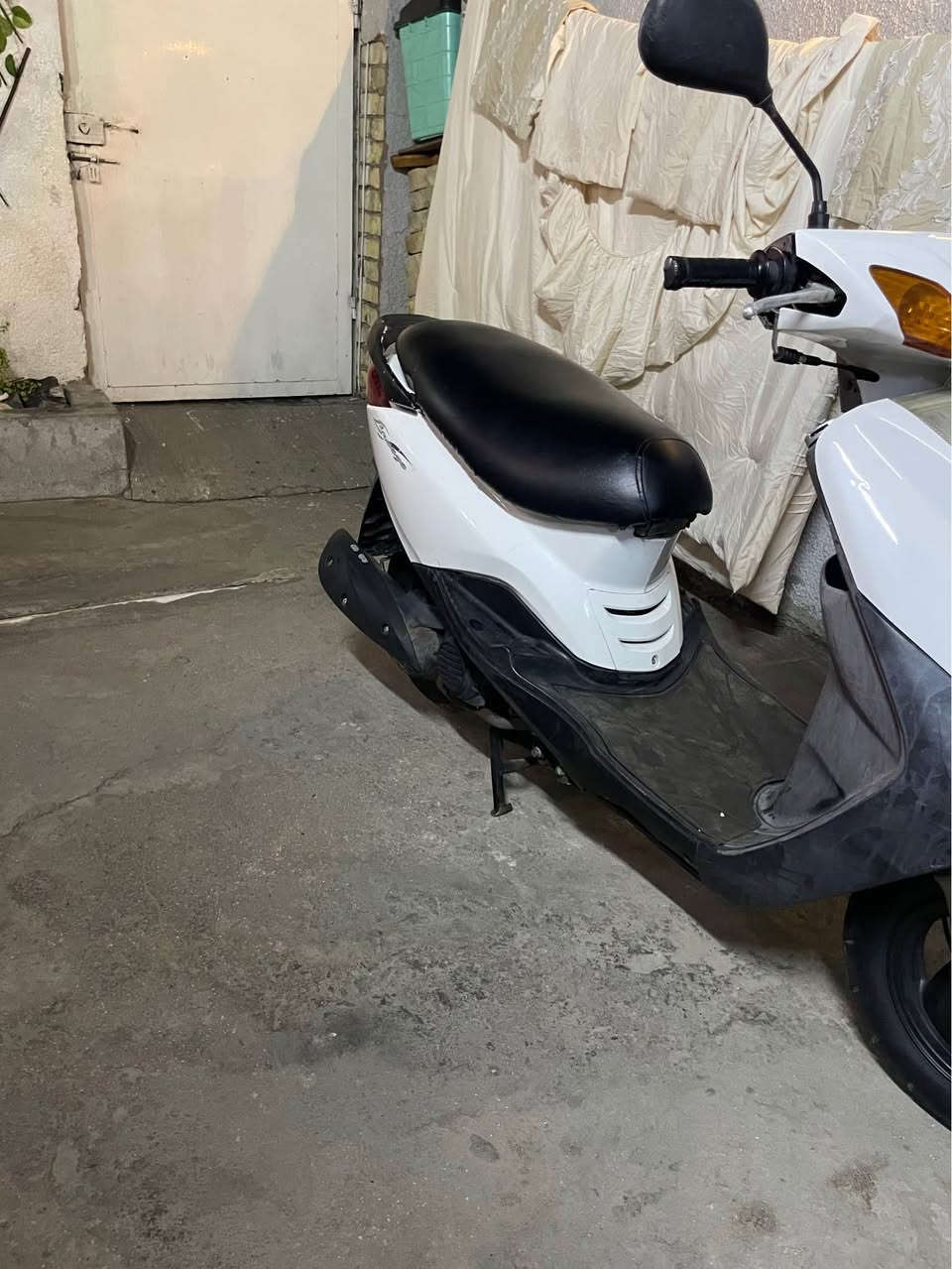 السلام عليكم بريز كابريتر الدراجه كلش نظيفه سلف هندر محرك اخرس كهربائيات كفرات ناعمه شلعه معدل خير من الله مراوس بشي حديث ومستعد للفرق *********** مكاني المنصور او العامريه متواجد واتساب او ماسنجر بغداد, العراق
