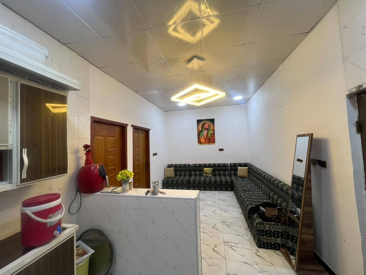 سلام عليكم بيت لبيع اول ما  تنزل جسر خالي الجزيرة شارع ابو زوري بربط بين شارع زين العابدين و شارع ابو زوري مساحته 100 رقم الهاتف ***********
