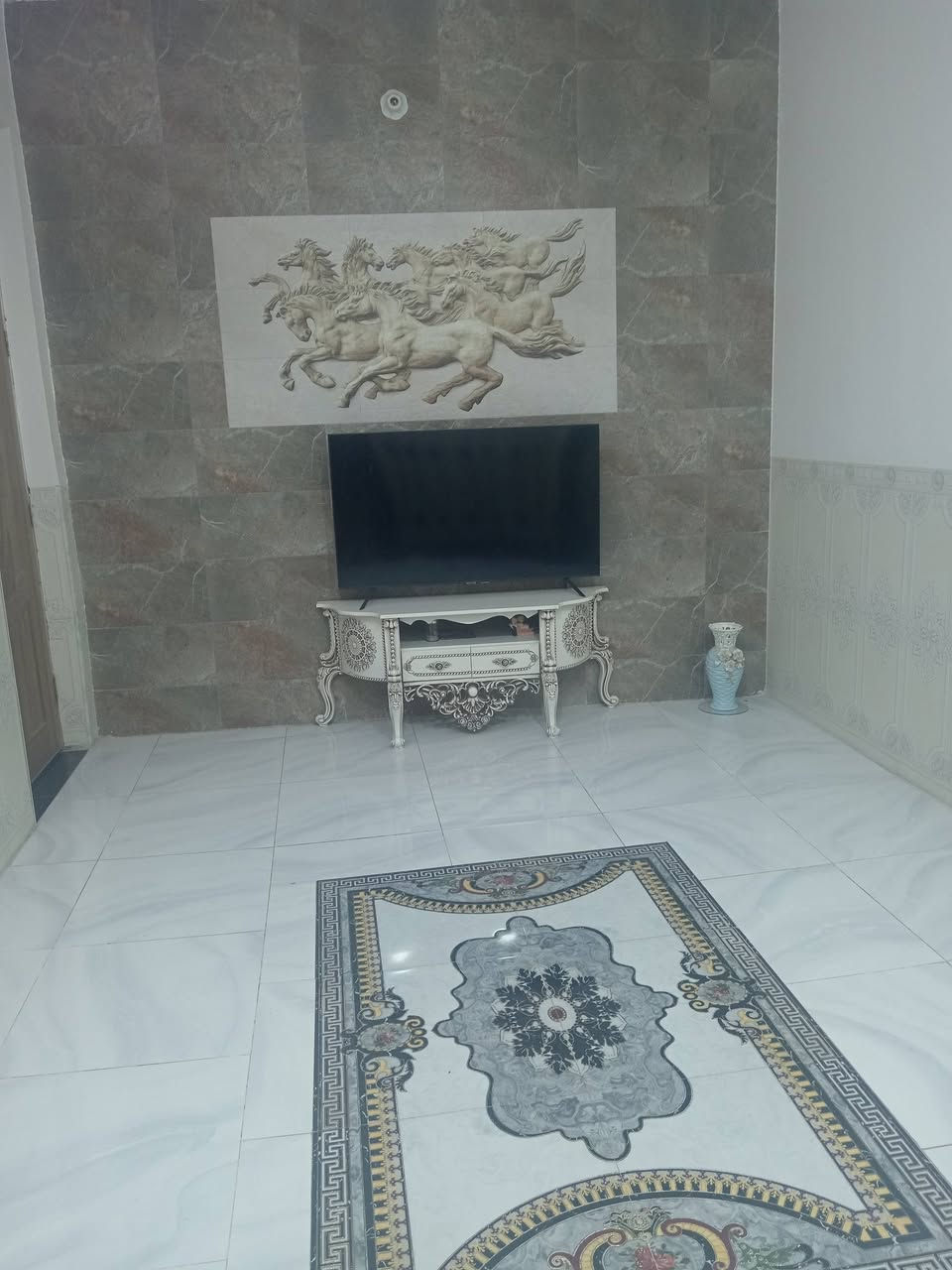 🏡 بيت للبيع في حي الحوراء
📍 موقع مميز قريب من شارع الكفاح الرئيسي وعلى الساحة.

🔹 المساحة: 100 متر
🔹 البناء: طابقان
🔹 يتكون من:

استقبال

هول كبير

مطبخ

غرفتا نوم

🚗 عرض الشارع: 10 أمتار

💰 مطلوب إسكان: 15 مليون دينار
💵 القسط الشهري: 275 ألف دينار

للاستفسار والمعاينة، يرجى التواصل على الخاص أو الاتصال.📳  ***********
