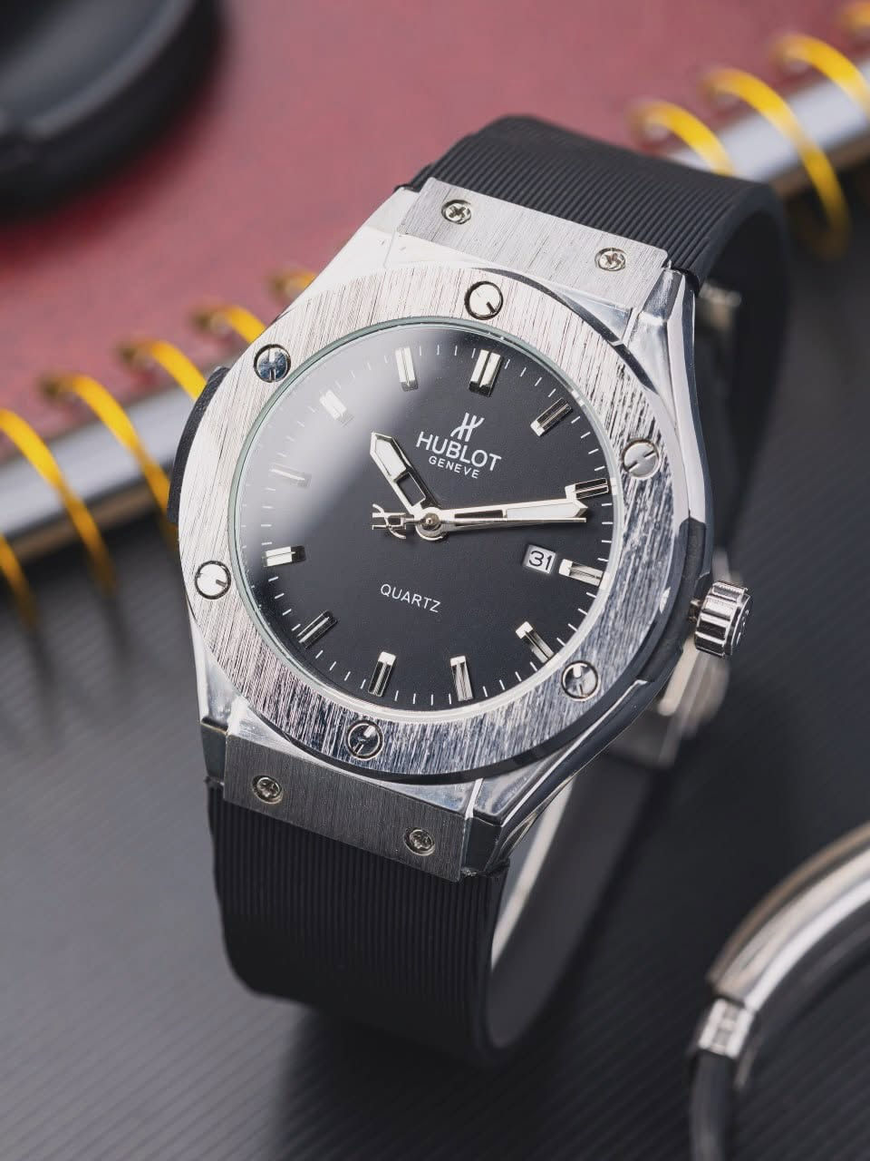 HUBLOT | هابلوت
ساعة رجالية صُممت للرجل اللي يعرف قيمة التفاصيل.
حضور قوي، تصميم راقٍ، وأناقة ما تمر مرور الكرام. 🖤
☑️ضمان سنة 
☑️سير ربل 
☑️قفل فراشة 
☑️نافذ شهري 
☑️سل ستيل 
☑️عقارب لومينوس ضوئي 
☑️السعر خاص 
☑️للحجز مراسلة الصفحة 
☑️متوفر توصيل لكافة المحافظات 🚛
***********
