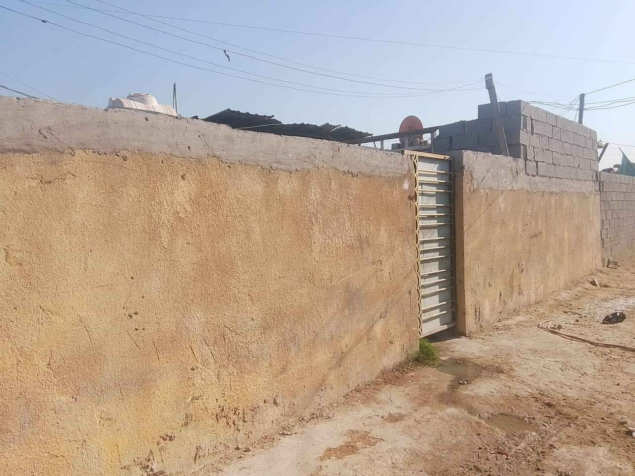 سلام عليكم عندي بيت تجاوز بشارع كهرباء زعفرانية غرفتين وستقبال عل نص بي مطبخ وصحيات حمام بيت كله كاشي مجاري مي كامل كهرباء كامله سعر8بي مجال تواصل  مكلف بنشر***********
