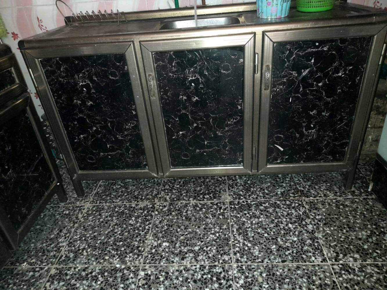 كاونتر نضيف ومرتب رايدي ب 160 وبي مجال 3 قطع جديد بس معاجبني لونه