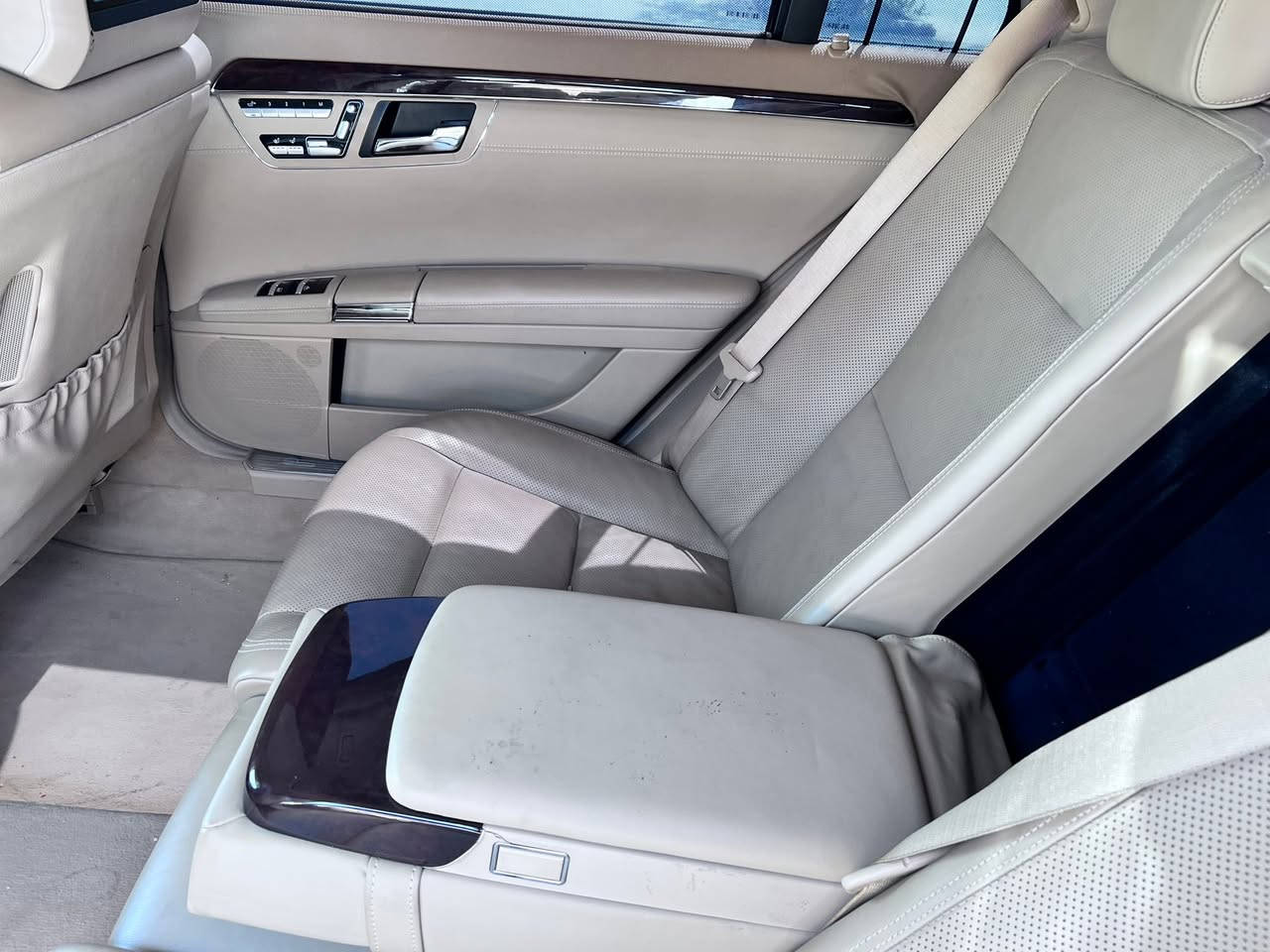 البيع أدوات 
مرسيدس S500 V8، موديل 2010، محدث بالكامل إلى شكل 2015، وارد ألماني، لون أبيض، داخلية بني راما، فول مواصفات.

المواصفات والتجهيزات:

* محرك V8
* جير أوتوماتيك
* جنوط كبيرة
* أبواب شفط
* شنطة شفط
* فتحة سقف
* داخلية جلد بني راما
* مقاعد كهربائية
* ذاكرة للمقاعد
* تسخين وتبريد المقاعد
* تحكم كهربائي بالمقود
* شاشة وملاحة
* كاميرا خلفية
* حساسات أمامية وخلفية
* رادار وأنظمة أمان
* مثبت سرعة
* تحكم بالمقود
* إضاءة زينون
* تشغيل بصمة/زر
* ستائر كهربائية
* تكييف أوتوماتيك
* نظام صوت فاخر
* تحكم كامل بالمقاعد والأبواب
* عزل وراحة عالية

السيارة محدثة من الخارج إلى شكل 2015، وتتميز بالفخامة والقوة والراحة، ومناسبة للي يبحث عن S500 فول مواصفات هاذ رقمي ***********
