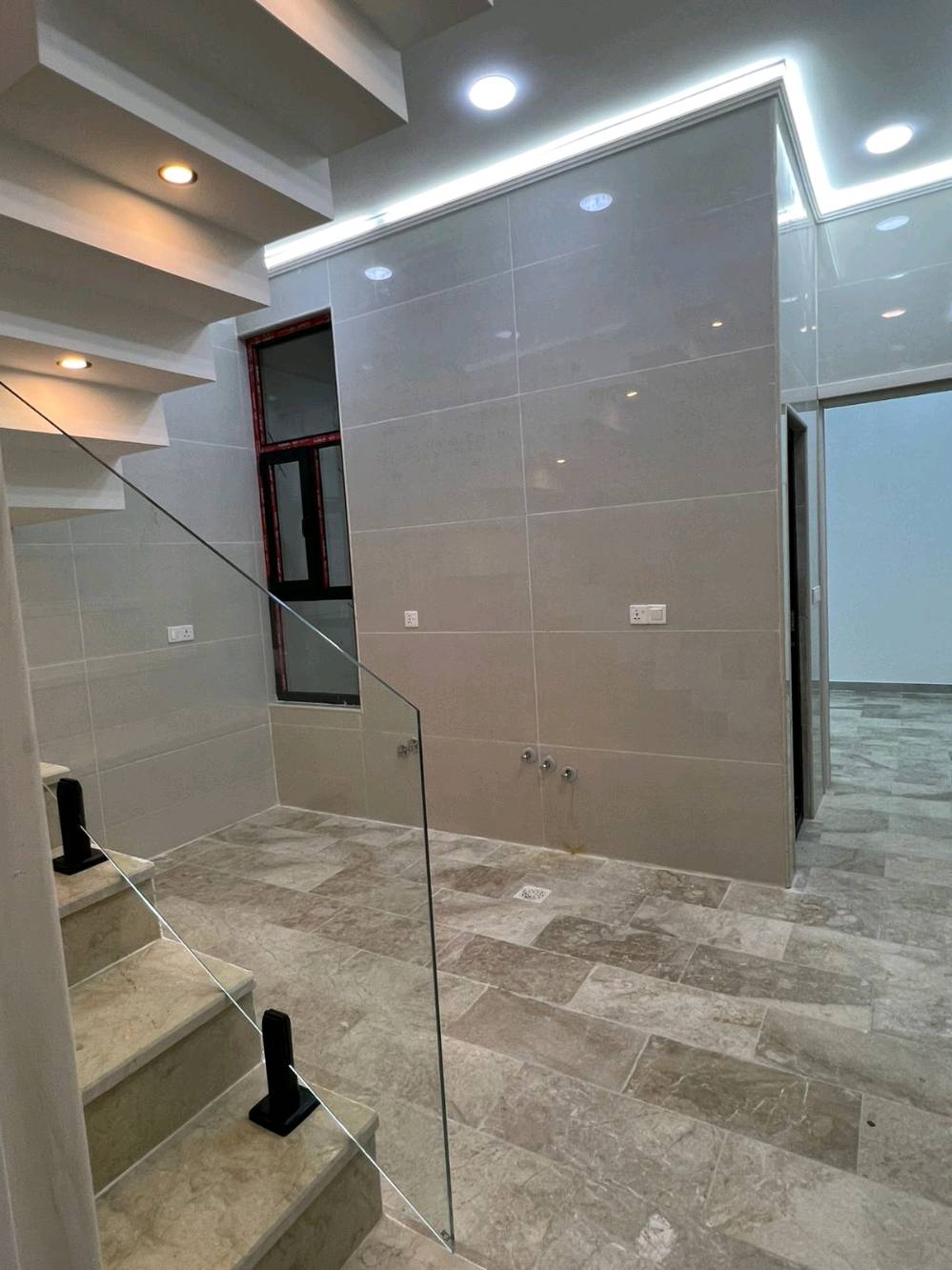 ​إياد عدنان | للعقارات 🏠✨
​دار للبيع – بناء حديث درجة أولى 📍 حي الجهاد / منطقة الضباط (مجاور شقق حي صدام)
​فرصة ممتازة للسكن أو الاستثمار بمواصفات مميزة واستغلال مثالي للمساحة:
​المساحة: 60 متر مربع
​الواجهة: 4.5 متر (ضلع منفصل غير مشترك)
​الغرف: 4 غرف نوم
​الصحيات: 3 حمامات
​المرافق: استقبال واسع + مطبخ متكامل
​📞 للاستفسار والتواصل (اتصال أو واتساب):
***********
​🔔 لا تنسوا متابعة الصفحة ليصلكم كل جديد من العروض العقارية المميزة!