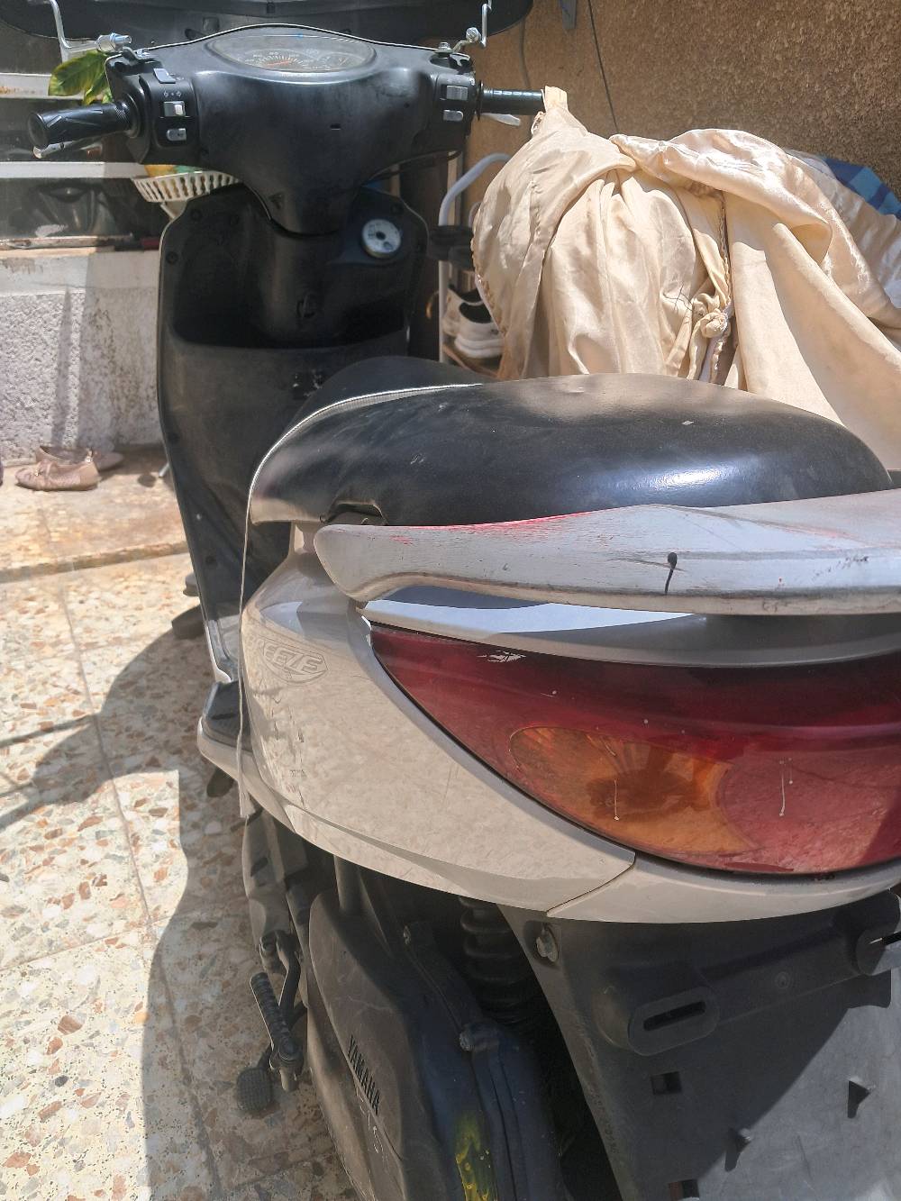 هذي سكوتر ياماها بريز للبيع، ماشي 75725 كم. شكلها نظيف ومستخدمة استعمال طبيعي، ومجهزة بواجهة واقية وكعدة مريحة. مناسبة للاستخدام اليومي والتنقل داخل المدينة، واللي يحب يفحصها بنفسه أهلاً وسهلاً.