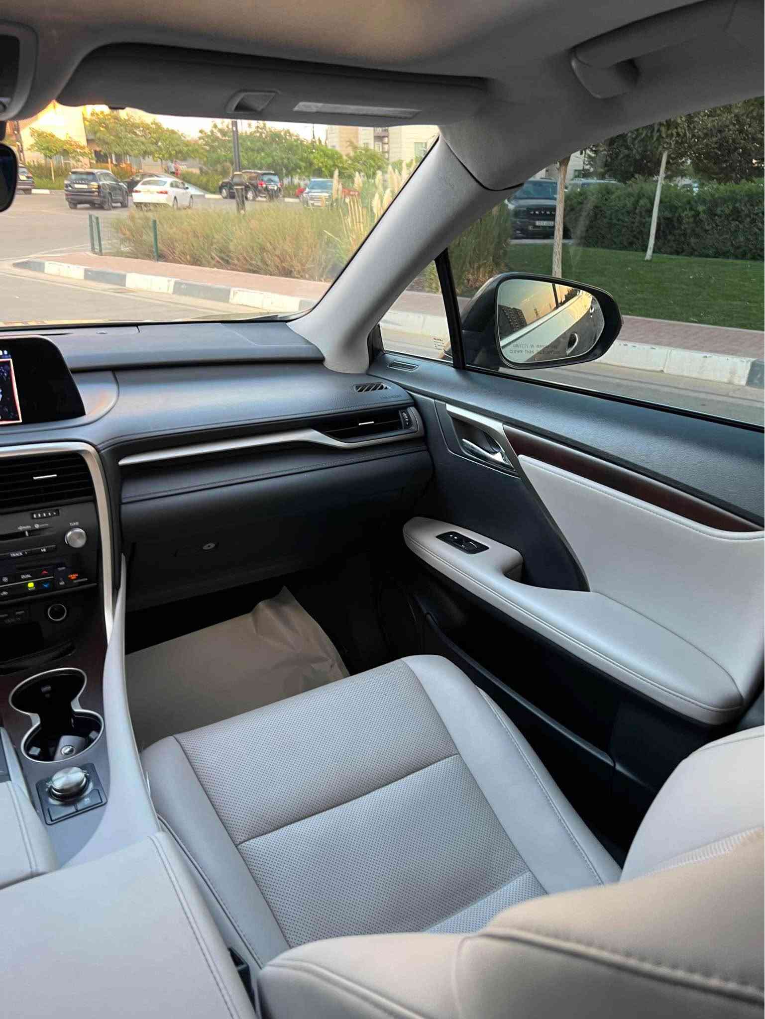Lexus 2022 RX-350 
وارد ئەمریکی تەنها یەک پەلە دەرگای سایەق بۆیاخە بێ ناو گرتن و بێ ایرباک جگە لەوە هیچی نییە کرانەوە و شوخت و چالی نییە هەموو گیانی بە شەرت 

6 پستۆنی بێ توربۆ 
24000 مایل ڕۆیشووە 
گێر و مەکینە و کارەبایی و هەموو گیانی بە شەرت یەک دینار مەسرەفی تیا نییە 

فول مواصفات ( سلاید - صندوق کارەبایی شەفت - کوشن جلد - ناو سپی بیلاد - ماوس - راداری پشت و پێش و تەنیشت و خەتی جادە - کوشن سارد و گەرم - کوشن خەزن - لایت لید و زینون - تەبرید دوو ریز - بەسمە - شغال - وە زۆر مواصفاتی تر ....) 

سعر 265 معاملە 
تلفون ***********
شوین سلیمانی

Lexus 2022 RX-350 
وارد ئەمریکی بس بیها شبر صبغ من باب السایق بدون دواخل بدون ایرباک و الباقی مکفول کفالە عامە بدون قطعە مفتوح بدون شخط بدوم رصعە 

6 سلندر تنفس طبیعی
24000 مایل ماشی 
کیر محرک و کهربائی و کلشی بشرط مابی دینار مصرف 

فول مواصفات ( سلاید - صندوق کهربائی - کشنات جلد - داخل ابیظ بلادی - تحکم شاشە لمس - رادارات امامی و خلفی و جانبی و خط شارع - کشنات بارد و تدفئە - تبرید قطعتین - کشنات خزم میموری - لایت لید و زینون - بصمە و تشغیل عن بعد - و بعد بیها هوایە مواصفات ... )

سعر 265 ورقە و مجال
تلفون ***********
مکان سلیمانییە السليمانية, العراق
