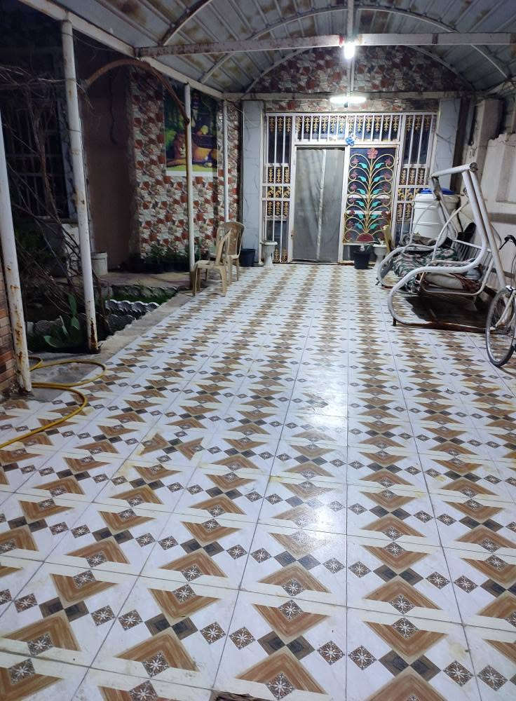 بيت للبيع مساحته 300متر في حي الموظفين الواقعه نهاية جدار اعدادية الزراعه نفس شارع بيت مدير تربية الديوانيه .موقع مميز ركن وامامه ساحه .طابقين الطابق الاول استقبال 4*7وصاله كبيره 4.5*5.5 وغرفتين 3*4 والاخرى 3.5*6 وغرفه داخليه 3.5*2.5 ومطبخ كبير 3.5*6.5 وكراج كبير سيراميك يسع سيارتان ومدخل 3*4 وحديقه كبيره وصحيات خارجيه وداخليه والطابق الثاني غرفه كبيره 5.5*6.5 ومخزن 3.5*6.5 مطلوب عقار 25مليون كل سنه مليون  .الجاد بالشراء يتصل بالرقم *********** وانشاء الله خير
