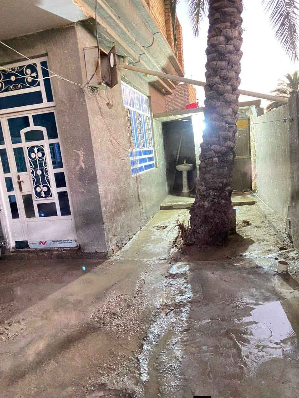 فرصه استثماريه لاتعوض بيع مستعجل
بيت ٢٦٠ متر طابو صرف يتكون من غرفتين نوم ومطبخ واستقبال وهول  ومجمعات صحيه سعر جدا مناسب ب٩٠ وقابل للتفاوض بيع مستعجل عنوان حله ورديه سيف سعد قرب افران المصطفى ثاني فرع عن شارع العام ***********
