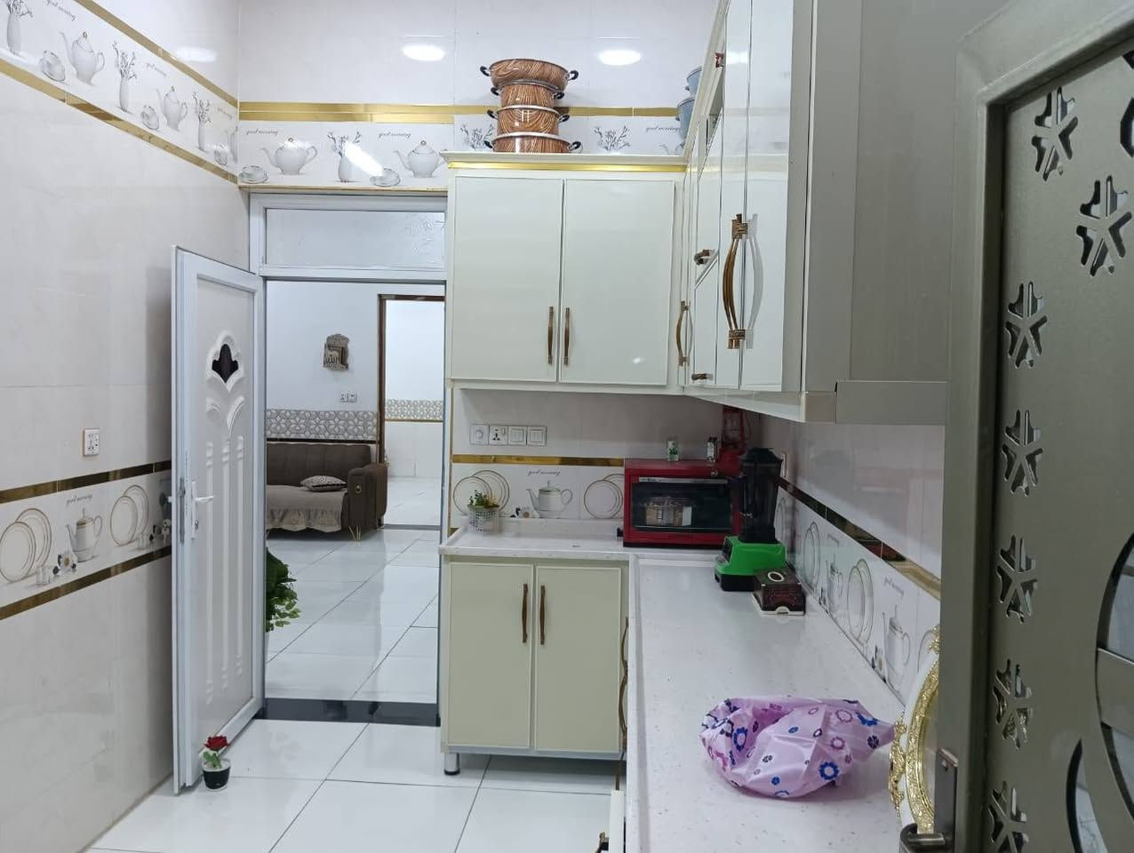 مشتمل حديث طابقين ثلاث غرف نوم وبيتونه طابق ثان 125م جاهز من كل شي منظومة كاميرات شارع 10  الرقابه الماليه مقابل مجمع الجناىن ومجاور مجمع البرديني منطقة سكنيه متكامله خدمات ماء كهرباء مولد سعره 110بي مجال بسيط ***********
