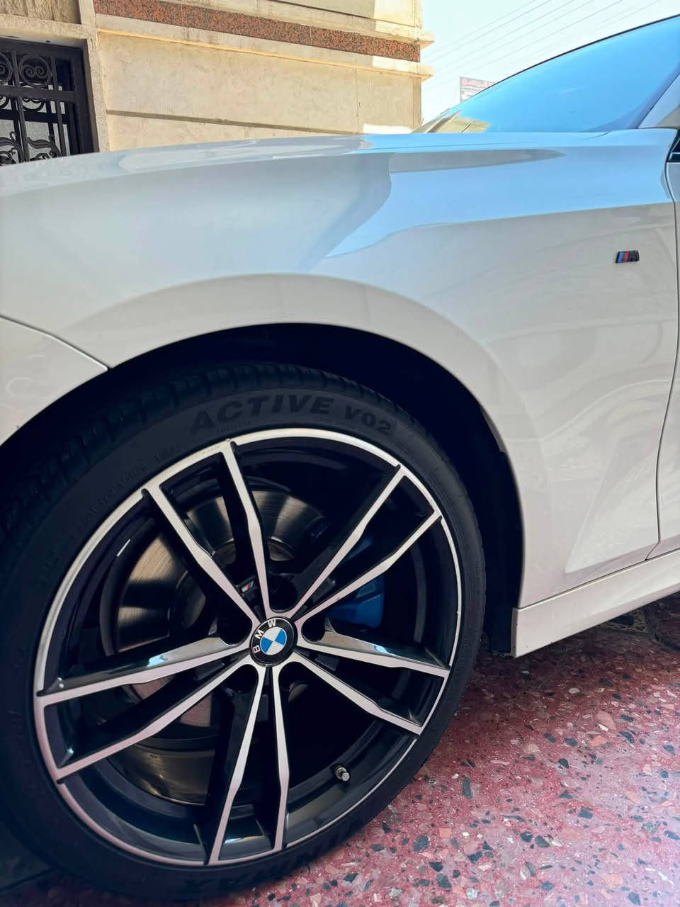للبيع BMW 330i M Sport xDrive – موديل 2020
🔥 BMW 330i M Sport xDrive موديل 2020
سيارة رياضية وفخمة، تجمع بين الأداء القوي والفخامة والشكل الرياضي 😎🔥
ماشيه 43 مايل . ملاحضه سياره كلين كلين كفاله عامه 

المواصفات:
 
• 🚘 محرك 2.0 TwinPower Turbo
• 💪 قوة 258 حصان
• ⚡ عزم 400 نيوتن متر
• ⚙️ قير أوتوماتيك 8 سرعات Steptronic
• 🛞 دفع رباعي xDrive
• 🏁 تسارع 0–100 تقريباً 5.6 ثانية
• 🏎️ باكج M Sport
• 🎮 مقود M Sport رياضي
• 🖥️ شاشة وسطية + نظام iDrive
• 📱 عدادات رقمية
• 🌙 فتحة سقف
• 🖤 داخلية جلد أسود
• 📡 حساسات أمامية وخلفية
• 📷 كاميرا خلفية
• 💡 إضاءة LED
• 🛞 جنوط رياضية M قياس 20 إنش
• 🔥 عادم رياضي رباعي المخارج
• 🖤 سبويلر خلفي ودفيوزر رياضي لحيه اماميه 
• ✨ ديكورات وتفاصيل خارجية سوداء 
 • 🚗 كشنات تدفه ستيرين هيتر

السيارة نظيفة جداً ومميزة بالشكل والتجهيز، ومناسبة للي يريد BMW رياضية وفخمة بنفس الوقت.

📍 الموقع: بغداد السياره رقم دهوك 

📞 للاستفسار والتواصل:
***********

