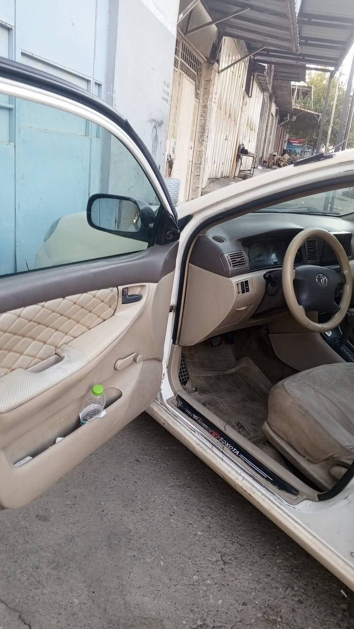 كرؤلا موديل 2002بؤفرؤشتن
گير ئؤتؤماتيك مه كينه 18بيلاد 
ته بريد سارد گه رم ئيشه كات 
بيشي لاى ده به ى ئاوه كه ى هه يه تى به لام زؤر نيه 
دواوه ى كپسه بى ده عمه 
ته قه وره قه ى نيه تازه بيشو دواو دا گرتووه 
سه نه وه ى له 2024به سه رچووه 
مالى كاسبيه مالى خؤمانه 5ساله لاى خؤمانه
***********. واتساب 

***********.  له سليمانى
