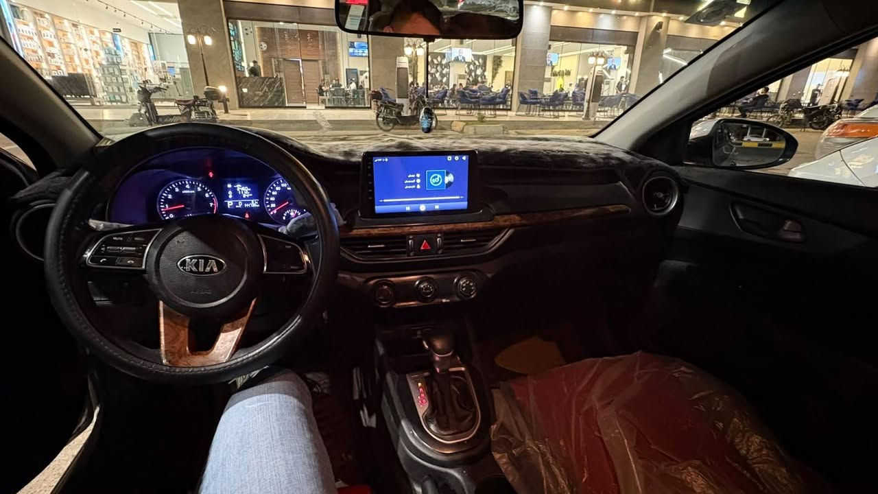 السلام عليكم 
سيراتو للبيع خليجي 2019 محرك 1600 رقم بغداد بسمي 
سياره نضيفه مابيها اي نقص
صبغ باب خلفي وشويه من الجاملغ اثر شخوط 
بدون دواخل مكان السياره الانبار 
السعر 134وبيها مجال 
للاستفسار ***********
