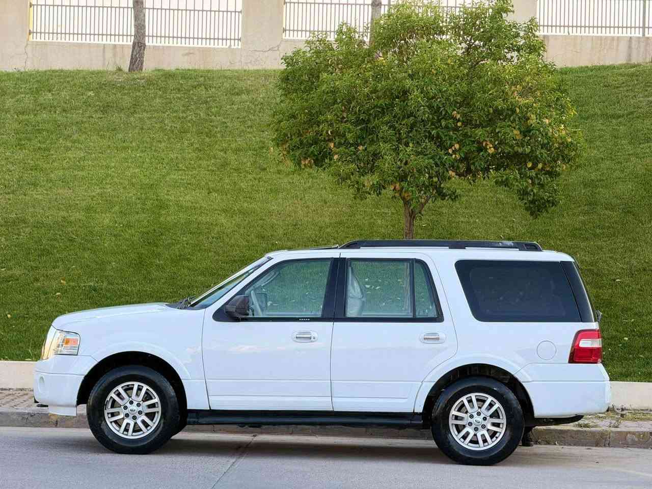 FORD EXPEDITION 2011 

سعری ١٢٨ گەڵاو معامەلە
سەیارەکە سفری ئێرەیە 

فول فول مواسەفات 
سڵایت 
کۆدی درگا 
کوشن کارەبا 
سوکان ڤۆلیۆم 
تەحدید سورعە 
پایدەر کارەبایی 
ناو زەرد 
دەبڵ ئەکسل  
لایت زینۆن و عەدەسە 
تەبرید مەرکەزی 
٣ ڕیز کوشن 
حاسە 

سەیارەکە سیستەمی غازی لەگەڵە 

سەیارەکە تەنها پارچە و نیوێکی بۆیاخە 
بێ ناوگرتن بێ ئیرباگ 
گێڕ و مەکینە و کارەباییات هەمووی بە شەرت 
سەنەوی و ڕەقەم تازەیە
 
سەیارەکە لە سلێمانیە

ژمارەی موبایل *********** السليمانية, العراق
