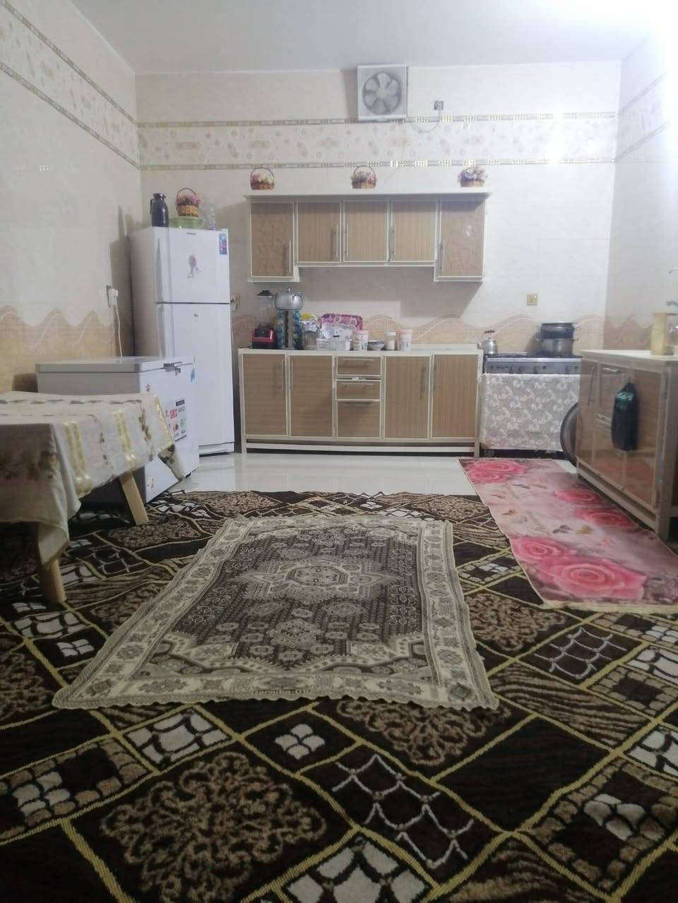 بيت للبيع في حي الصدرين قرب شارع ٨٠ مال نجف المساحه 300 متر بناء حديث يتكون من استقبال وصاله ومطبخ وغرفتين الاستفسار أكثر الاتصال على الرقم وتساب موجود *********** طابو صرف زراعي سند 25
