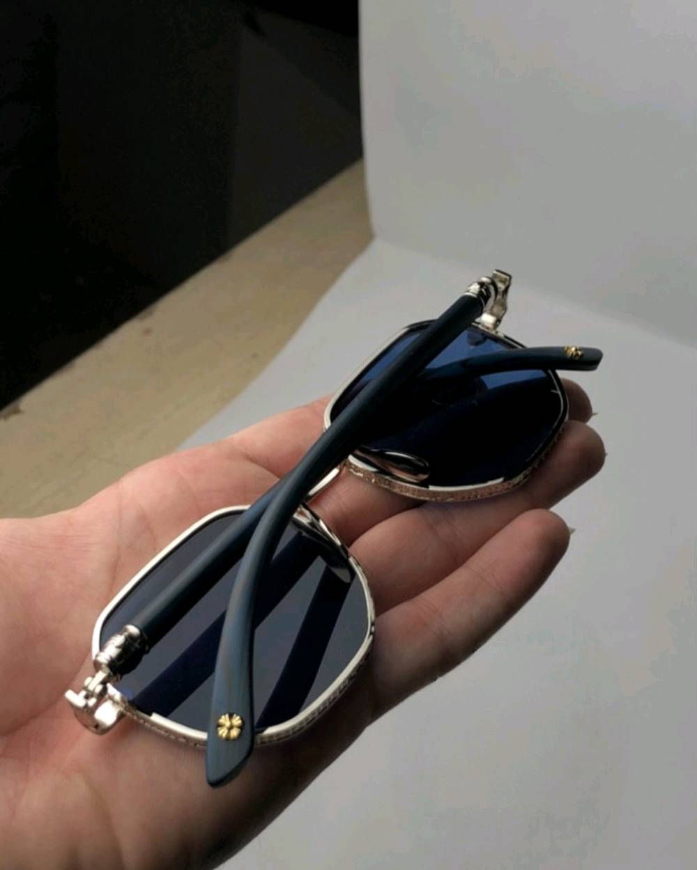 👓 نظارات شمسية رجالية بتصميم فاخر وأنيق
​الماركة / التصميم: مستوحى من تصاميم Chrome Hearts الفخمة
​العدسات: عدسات مدرجة ومريحة للعين تمنحك إطلالة مميزة ومظهر ساحر
​الإطار: معدني بنقوش حفر دقيقة على الإطار مع أذرع مريحة وزخرفة فاخرة
​السعر: 10,000 دينار فقط!
​📌 متوفرة الآن بكمية محدودة!
للحجز أو الاستفسار، يرجى مراسلة الصفحة (الخاص).