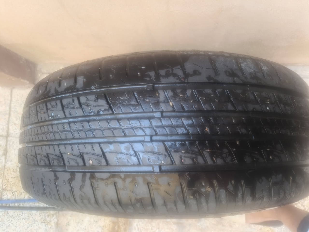 للبيع تاير حجم 16/235/60 مستخدمه السعر15 ألف عنوان رشيديه ***********
