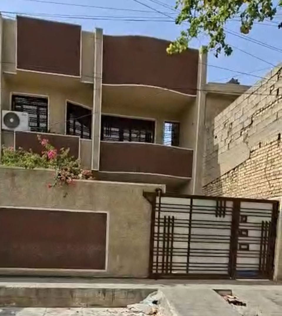 دار للبيع بناء حديث طابو صرف 200متر واجهه 7ونص ونزال 25 يحتوي على 2طابق 4غرف نوم  في الشعب حي التجار على شارع تجاري مقابل مدرسة غمدان ***********
