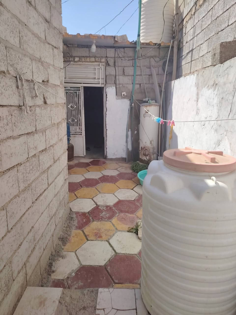بيت للبيع مساحه 100 متر مكان البيت بالنجف مقابيل المعهد الفني على شارع ابو صخير وراء المواكب وراء المواكب مباشره السعر 9,000,000 ووين مجال ***********
