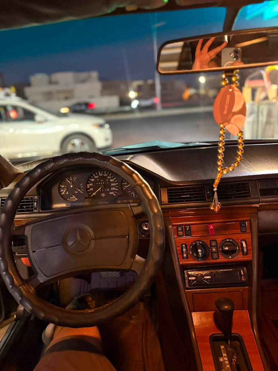 مارسدس دب 300 موديل 90 محور بطة
كير محرك شرط
صدر جديد باتري جديد كهربائيات كاملة 
تبريد ثلاجة
سيارة الحمدلله والشكر متفشل وقوية حيل واكثرهه بلادية 
بيهه بداية چلح بالقمارة خفيف كلش 
بيهه نواقص حيل قليلة يتطلع عليهه المشتري 
سعرهه 50 وبيهه مجال 
رقم صلاح الدين دولي شرط التحويل 
مكانها تكريت 
*********** 
البيع فقط

