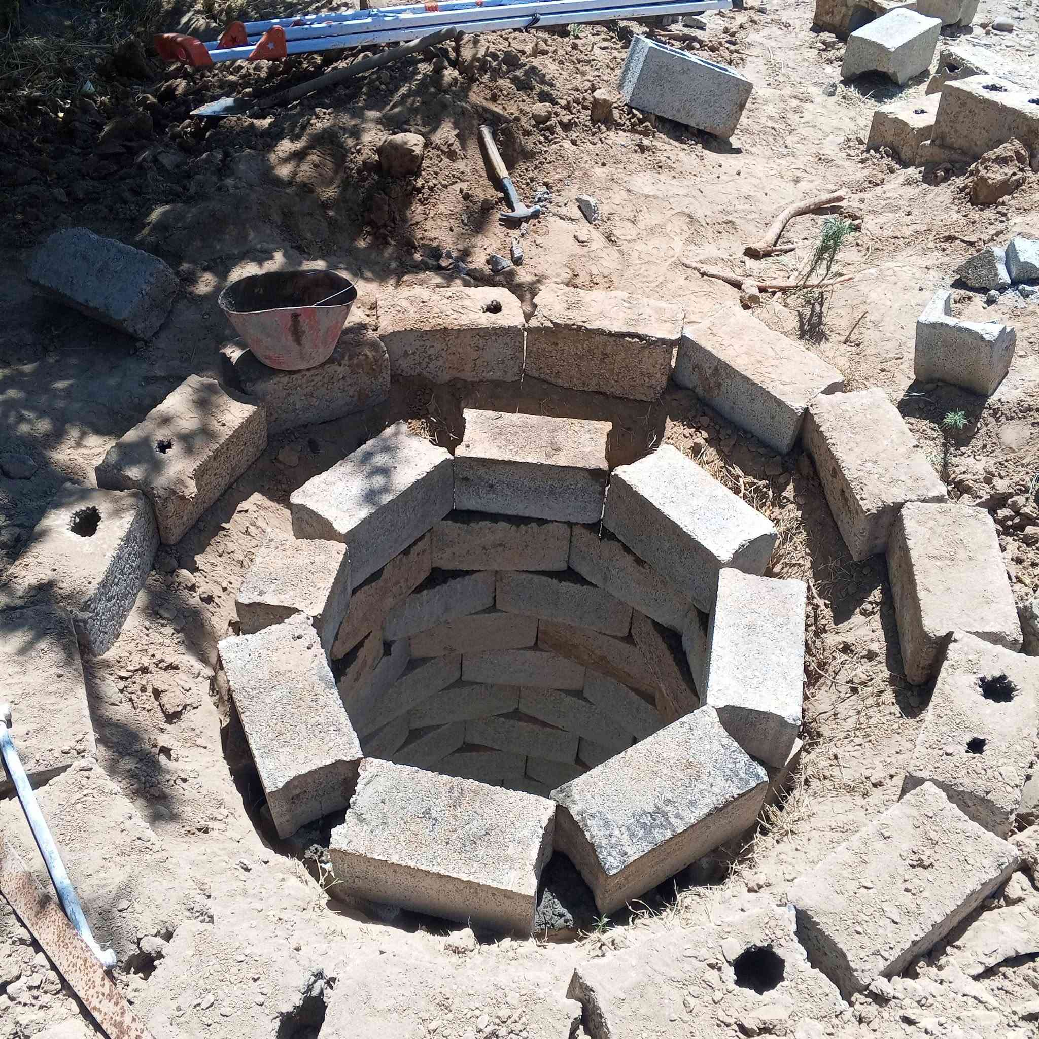 كادر حفر منهولات دائري ومربع
في العلم والعالي والخرجه والدبسه
وحسب القياسات
مترين ونص مترين متر ونص متر
وكذالك يوجد كادر تصريف مياه الأمطار مياه الشارع 
يوجد كادر تصفير بيوت مع الحدل والصب
ويوجد كادر تفليش صب بيوت ارضيات وجدران
ويوجد صبغ أبواب وشبابيك
ونصب السياجات الكونكريتيه
وتصفيط الاساسات 
***********
***********
