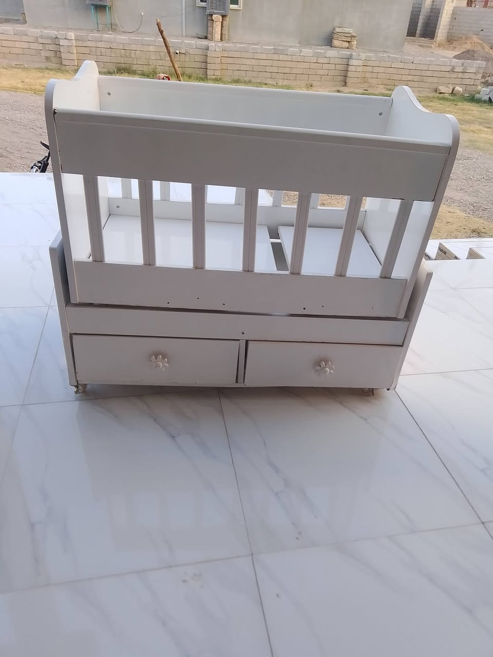 السلام عليكم تخت اطفال هزاز نضافه فول شرط بي جكامج تواير السعر 60 اتصل على رقم ***********

