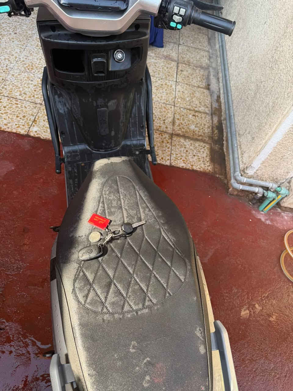 دراجه شحن مستعمله يحتاج تبديل بطاريات و شد سكليتر 
الدراجه بيها ٦ بطاريات ملف ٢٠٠٠ 
دبل إشاره- يمين - يسار 
بيها نضام تغريس 
٣ نمر 
السعر ٥٠٠ قفل 
—————————————— الدراجه اني مشتريها مستعمل قبل ٩ اشهر ب ٧٠٠ الف الدراجه وحش تشيل ٣ نفرات عادي جنت اروح بيها من منطقه لمنطقه توصل سرعتها ٧٠ 
الي ياخذها يتأكد يجي يفحصها يشوف شنو أعطالها و ياخذها و إذا اكو مراوس هم يصير 
العنوان حي الجامعه 
***********
