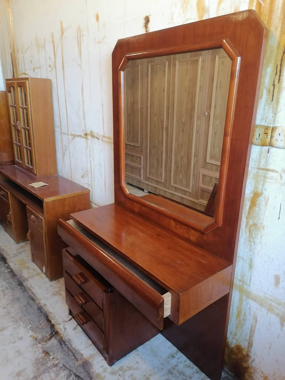 ميز تواليت • شغل ثقيل • معرض ابو حسن