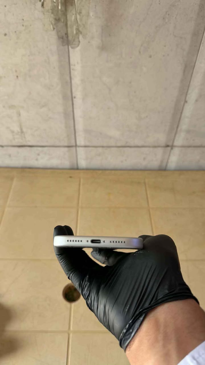 للبيع iPhone 17 Pro Max - 256GB - لون سلفر 

شرق اوسط-نسخه العراق - شريحة فعلية +eSIM

البطارية 100% - مشحون 31 مرة فقط
الحالة: جديد شخط مابيه
عمر الجهاز: 40-50 يوم فقط
الملحقات: بوكس + كيبل
السعر: 1,850,000 وبي مجال
العنوان: الفلوجة قرب مطعم حجي حسين
 سبب البيع: على مود اشتري 18 Pro   Maxمستعجل 

للتواصل: واتساب + اتصال [***********

السعر جديد مالته: 2,040,000 دينار
تفحص وتاخذ الفلوجة, الأنبار

نص مكتوب في الصور:
- 2:06 68 4G حالة البطارية حالة البطارية عادية تعمل بطارية iPhone هذه على النحو المتوقع. حول البطارية والضمان... الحد الأقصى للقدرة 100% هذا قياس لقدرة البطارية مقارنة بقدرتها عندما كانت جديدة. قد تتسبب القدرة المنخفضة بتقليل ساعات الاستخدام بين عملية الشحن والأخرى. عدد الدورات 31 هذا هو عدد مرات استهلاك iPhone لققدرة البطارية. معرفة المزيد... تاريخ التصنيع حزيران 2026 أول استخدام آب 2026
- 2:06
- حول
- < iPhone
- الاسم
- < 27.0
- إصدار iOS
- iPhone 17 Pro Max
- اسم الطراز
- MFYM4AF/A
- رقم الطراز
- DH7PHCQDWW
- الرقم التسلسلي
- الضمان المحدود
- تاريخ انتهاء الصلاحية 2027/8/11
- إضافة تغطية AppleCare
- يتبقى 16 من الأيام لإضافة تغطية التلف العرضي.
- 0
- الأغاني
- 172
- الفيديوهات
- 285
- الصور
- 16
- التطبيقات
- 256 غ.ب.
- السعة