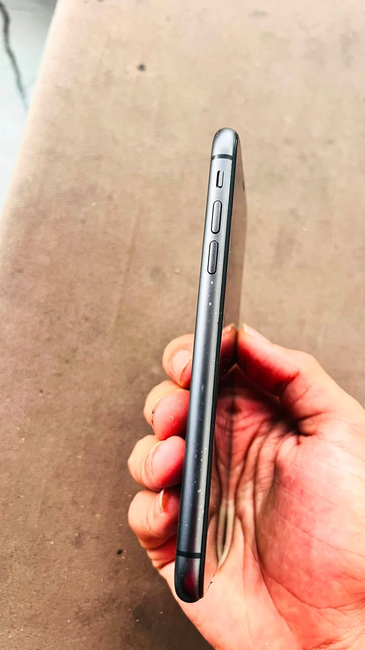 السلام عليكم ايفون 11 عادي 
بطاريه 🔋67
ذاكره 128
ميدل شاشه فيش ايدي عاطل 
شاصي نضيف كلش
لون اسود 
السعر 180 وبي مجال 
*********** مكان نجف حي المكرمه
