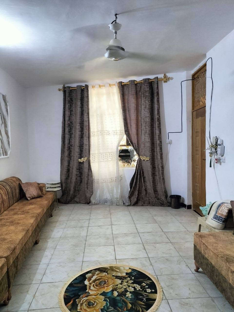 السلام عليكم بيت للبيع زراعي سند25 قطع ابو عادل
المكان/الحله ابو خستاوي نهاية شارع الغسل اول بيت بالشارع وره البزل قرب اسواق ريحانة 
المساحه/105 متر 
الواجهه /7
النزال/15
تفاصيل البيت/
 استقبال /المساحه 6×4 
صاله /3.5×3.5
غرفه الطابق الارضي / 4×3.5
صحيات 
مطبخ 
الطابق الثاني غرفه المساحه /5×4 
البيت متكون من سطحين كامل مطبك فرشي 
البيت كامل وبناء جديد ونظيف 
ملاحظه /البيت داخلي بدون طارمه 
للاستفسار الرجاء الاتصال على الرقم/
للاتصال/***********
للواتساب/***********
