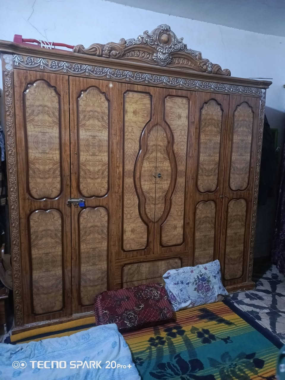 غرفة اخشاب تركي ماليزي نظيفه الجربايه فقط تاج ماموجود الجربايه  الغرفه نظيفه  قيم بما يرضي الله وخذوه العنوان كربلا للاستفسار المرسله ع رقم ***********

نص مكتوب في الصور:
- TECNO SPARK 20 Pro+