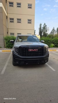 جمسي سيرا موديل ٢٠٢٥ ٨سلندر ٥٣٠٠ ماشيه 10800ميل وقابل للزياده الحادث ب...