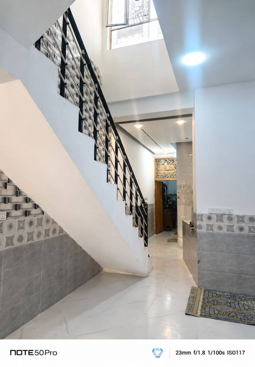 🏡 للبيع بيت بناء حديث درجة أولى 🏡
📍 كربلاء – حي القدس
✅ المساحة: 100 متر
 ✅ طابق ونص
 ✅ طابو صرف
 ✅ غير زراعي وغير مطلوب للدولة
 ✅ بناء حديث ونظيف جداً
 ✅ تشطيب ممتاز ومواد نوعية
💰 السعر: 130 مليون دينار
📩 للاستفسار والمعلومات أكثر، راسلني خاص. *********** كربلاء, العراق
