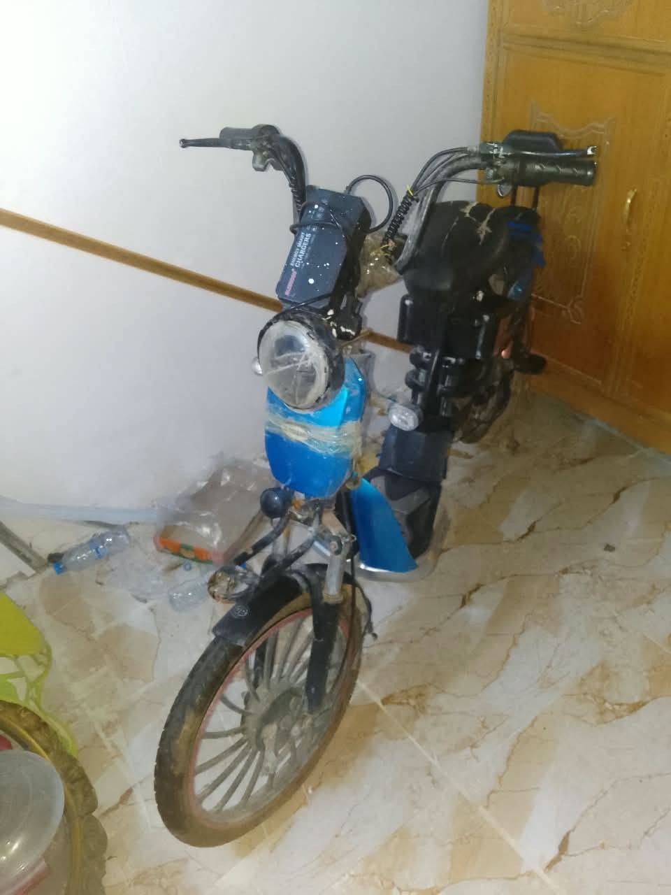 دراجه شحن الحجم الكبير تتحمل وزن 120كيلو السرعه 120 .... شاحنته اصلي وياها موجودة...شغاله وكامله لايت اشاره هورن شاشه كترؤنيه كلها شغال فقط الباتريات تعبانه العدد 4 بطاريات حطلها باتريات وشرط اطلع بيها ضمان من البصرة للكرنه السعر ب75 ألف البصرة... خاص او وتساب ***********
