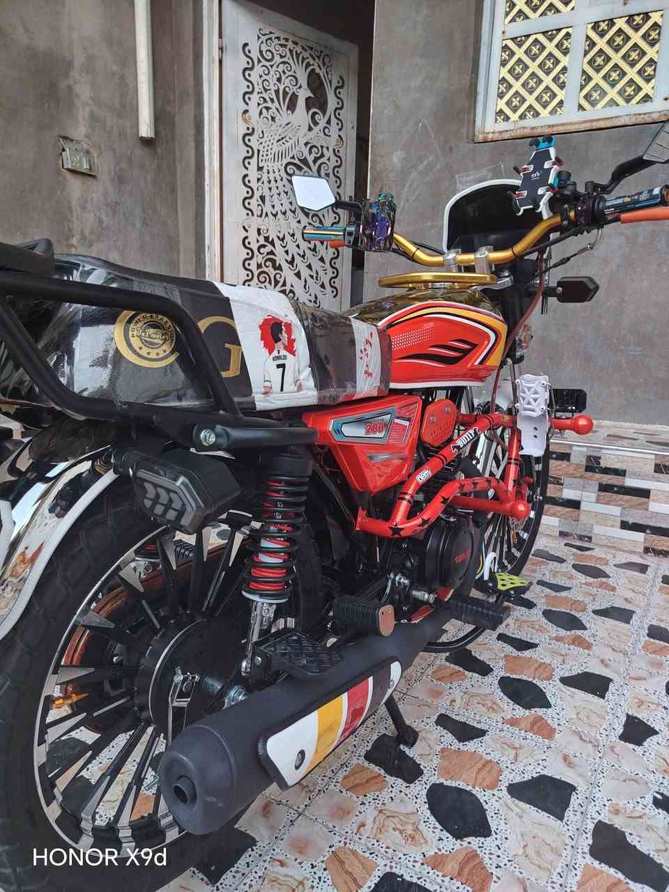 السلام عليكم دراجة موديل 2026 ضاغطة وزنجيل مكينة200cc بصمات 2 صويجات2 صارت علية ب مليون و 300 جمبزتها صارت ب ومليون ونص كفالة عامة مفولة بانزين + دهن جديد سعر مليون و 300 تواصل ***********
