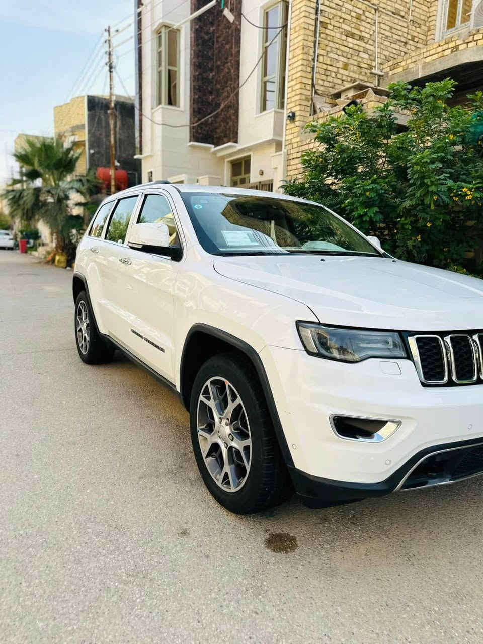 السلام عليكم 
جيب كراند شيروكي grand cheeokee  موديل 2019 خليجي
 
*مواصفات السياره   
limited pals 
ثلاثه شاشات
دفع رباعي 4*4
كشنات امامي كهربائي ( السائق + السكن )
كشنات الامامي (تدفئه + تبريد )

كشن خزن ميوري وضعيات قياده
كشنات خلفي تدفئه
ناقل حركه 8 نمر 
تدفئه استيرن
شاشه كبيره +كامره خلفي دواره
كشنات جلد 
داخل ملكي vip
شفتات ناقل حركة استيرن
اشاير بالمري 
مرايه شفط
ويل 20 بلادي
سقف بانوراما فتحتين 
شاشه كبيره نفيكيشن مع Gps
لايتات زينون دواره مع استيرن
كشافات ضباب برجكتور زينون+ زراكات امامي
لايت كامل زينون مع ليد نهاري
تشغيل عن بعد 
صندوق كهرباي شفط
حساس امامي + حساس خلفي
مرايات متحسسه للضوء العالي
بريك اوتو عند الرجوع الى خلف
نظام تشغيل اطفاء اتوماتيكي 
يعني (Auto start system)
نظام بريك اوتوماتيكي (Auto break system)
يدات نيكل 
محرك 3600
السياره ماشيه  75000 mil
سنويه جديده

م/ السياره مكفوله كفاله عامه عدا بارد ممبين ابدد بالتريشه مال الباب الخلفي كد اصبع ورصعه ع وضعها موضح بالصور والباقي سيارة كلها ع وضع شركة مملعوب بيها ابد مكينة وكير وحدادية وطخم تايرات انتاج 26 سيارة مثل ما بالصور 

‼️السعر علق بتم يجيك السعر بالخاص ‼️

📍مكان السياره الناصرية مركز المحافظة

📞رقم صاحب السيارة 

*********** هـ
*********** هـ
