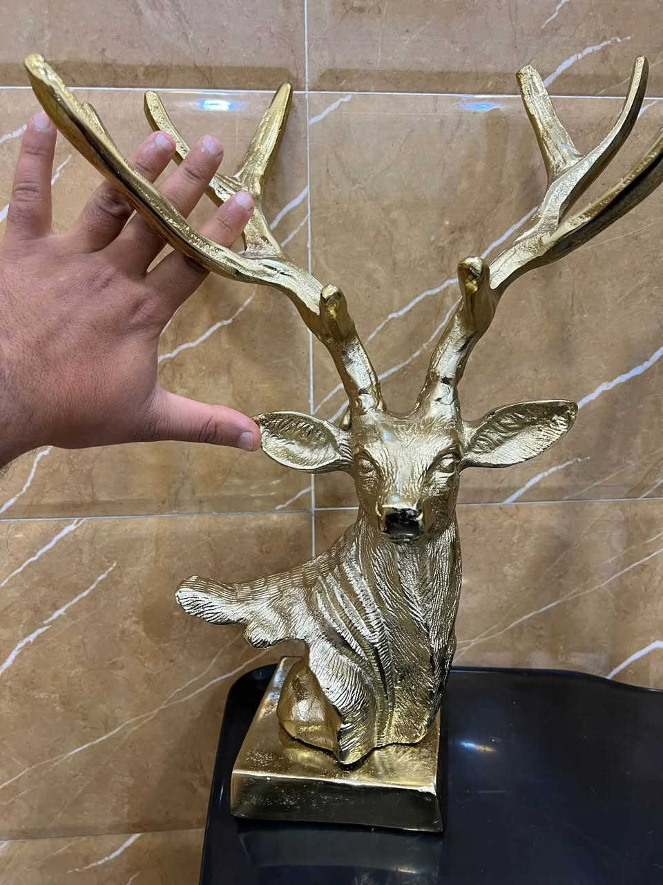 رأس غزال نحاس بالقاعده حجم كبير شغل ايد خالي من العيب السعر 125 الف نهائي الارتفاع 50 سنتم
