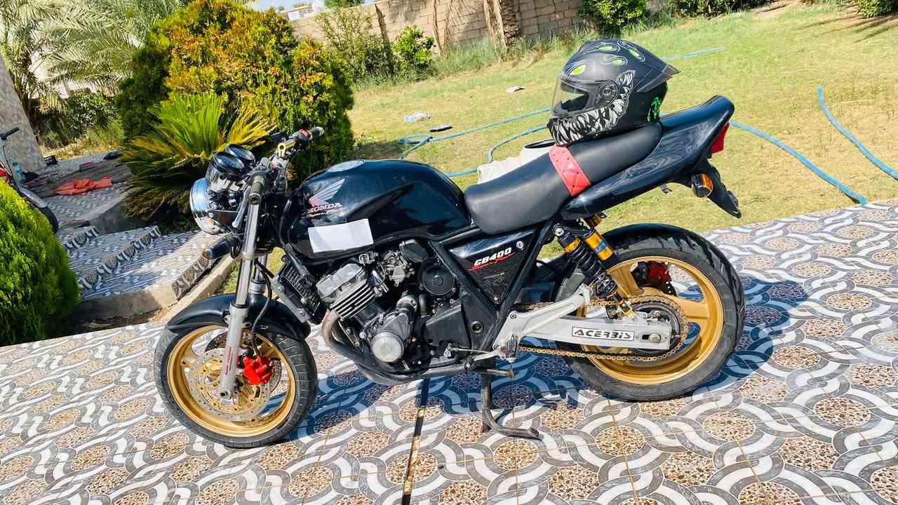 السلام عليكم
سيبي 400 جيل اول 16ولف 

اوراق كامله مو كلك 

كهربائيات كله شغاله 

محرك لاتبخير ولا تنقيص شلعه ومعدل خير من الله 

نواقص فقط عداد مال دشبول واير كيلو متر وبريك امامي يحتاج تنفيس ودسكات 

ترهم مراوس حسب القناعه سعر خاص والموشراي لايطبلي بس يسئل وذا متعرف بيهن هم لاطب واني خادم 

***********
