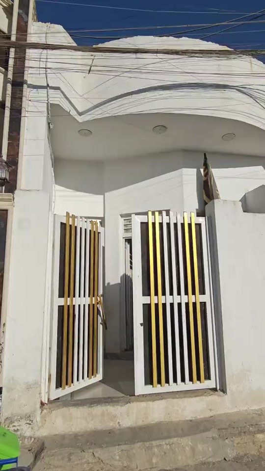 🚨 فرصة العمر.. تخفيييييض خيالي على سعر البيت! 🚨 🏠 دار للبيع بموقع مميز جداً وبناء حديث! 📍 الموقع: حي الغدير الأولى - الفرع المقابيل أسواق فطومة قريب جداً على الشارع العام ومقابيل ساحة خضراء 🌳✨ 📐 المساحة والتفاصيل: المساحة: 100 متر (طولانية) عدد الطوابق: طابق واحد سنة البناء: 2023 (بناء كونكريت حديث درجه أولى 🏗️) 🚪 الخارطة والتقسيم: غرفة نوم 🬞 صالة واسعة 🛋️ 🬞 استقبال 🚪 🬞 مطبخ 🍳 🬞 صحيات 🚿 🬞 طرمة 🚗 🬞 (2) منور لتهوية ممتازة ☀️ 💰 السعر بعد التخفيض: قبل التخفيض: 110 مليون ❌ بعد التخفيض: 100 مليون فقط!! 💥✅ (سعر قفل وجداً مناسب) 📞 للاستفسار والحجز: تواصلوا معنا على الرقم: *********** ☎️🤳 #عقارات  #قطع_اراضي  #عقار  #بيع_و_شراء_عقارات #الشعب_الصيني_ماله_حل😂😂 
