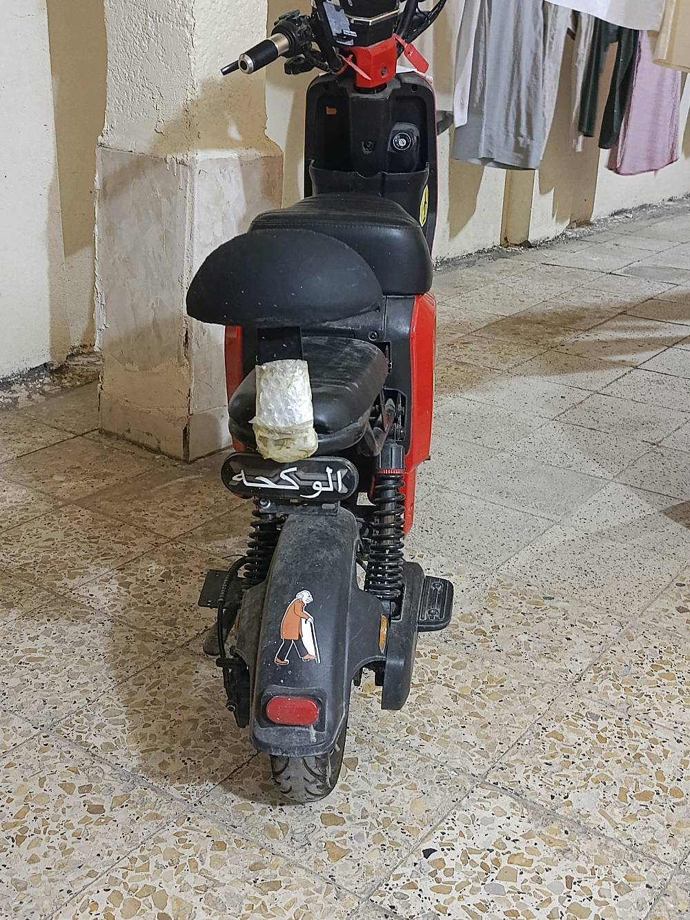 سلام عليكم دراجه R9للبيع بسعر مناسب ب350 او بيه مجال هواي للشراي او باقي غراض موجوده السله و الدواسه تشتغل سوسج او بصمه علا الكارت+ 3 نمر و عالي او ناصي او هورن كله يشتغل بكاني ذي قار قلعه سكر
ممكن توضحلنا موديل R9 بالضبط وشكد سنة الصنع أو سنة الاستخدام؟: 
2025
الدراجة شكد حالة البطارية/البطاريات؟ وكم تمشي بالشحنة الواحدة تقريباً؟: 
تمشي بل شحنه الوحده من 30 كم الى 50 كم
بيها أي ملاحظات أو نقص غير اللي مذكور، خصوصاً بالفرامل، الكفرات، أو الكهرباء؟: 
بس البك ما يشتغل 
ومن أي منطقة بالضبط حتى نذكر موقع البيع، وشنو آخر سعر إلك بيها إذا اكو مجال للمساومة؟: 
ذي قار قلعه سكر 
