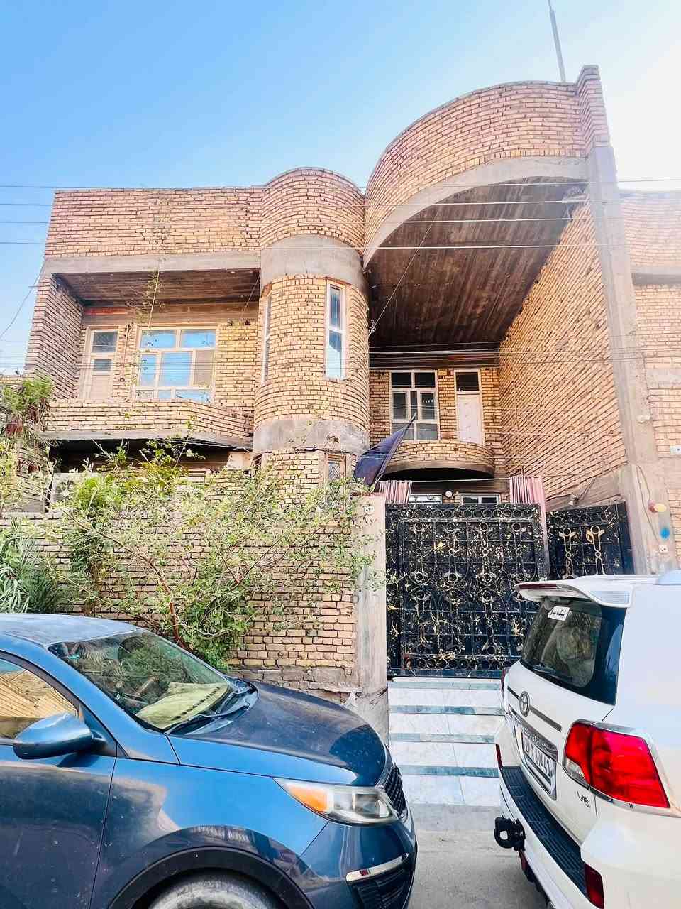 السلام عليكم
بيت للبيع 200 متر بالأسكان الصناعي.  قرب مجسر الاسكان ( بداية الاسكان الصناعي قريب على شارع ياحسين). طابقين ، الطابق الارضي يحتوي على استقبال ومطبخ وصالة وغرفتين وصحيات عدد 2
، الطابق الثاني يحتوي على 4 غرف وصالة وحمام

للأستفسار اكثر عن السعر او تفاصيل البيت 

***********
