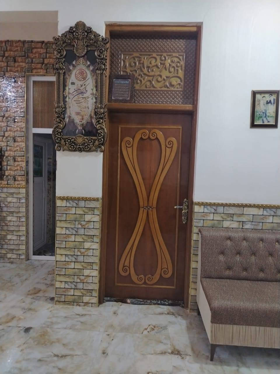 السلام عليكم 
من فظلك اقرأ التفاصيل كاملة
٣٠٠٠متر يعني دونم و٥٠٠متر طابو زراعي سند٢٥ سند منفصل يعني اسمك يدخل بسند 
متوفر خمسة بيوت بناء درجة اولى كونكريت مسلح رباط وسقف وبيتونه وبيهن نواقص بسيطه. الخدمات  طريق خاص ماء إسالة خاص كهرباء خاصه مولده عامة مستوصف مركز شرطة أسواق مدارس ابتدائية متوسطه اعداية خطوط نقل يعني خدمات  خير من الله الموقع كربلاء طريق كربلاء بغداد منطقة الوند على شارع بغداد عمود ٤٧١ سايد الدخول الى كربلاء السعر ٥٥٠ مليون مجال بسيط 
يصلح سكن بدرجة الاولى حسينيات حضانة روضة مدارس خاصة مذخر مخزن برادات يعني فرصة استثمارية تعتبر لاصحاب رجال الاعمال ***********
